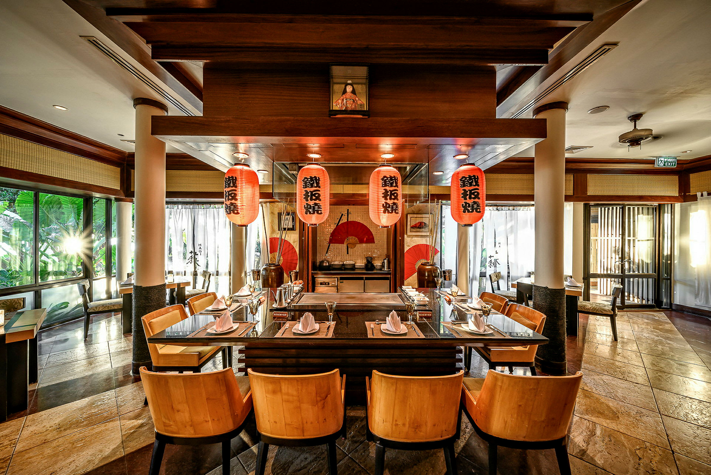 Bild av en restaurang med japansk inredning och sittplatser runt ett teppanyaki-bord. (AI-genererad text)