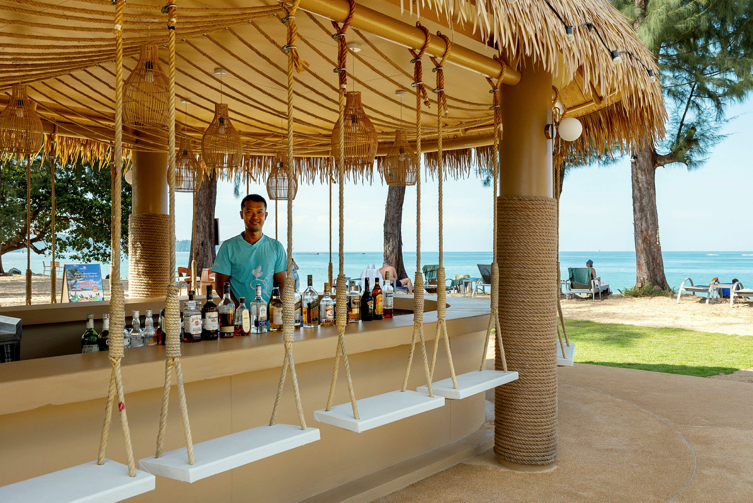 Strandbar med hoppkläd installerad. (AI-genererad text)