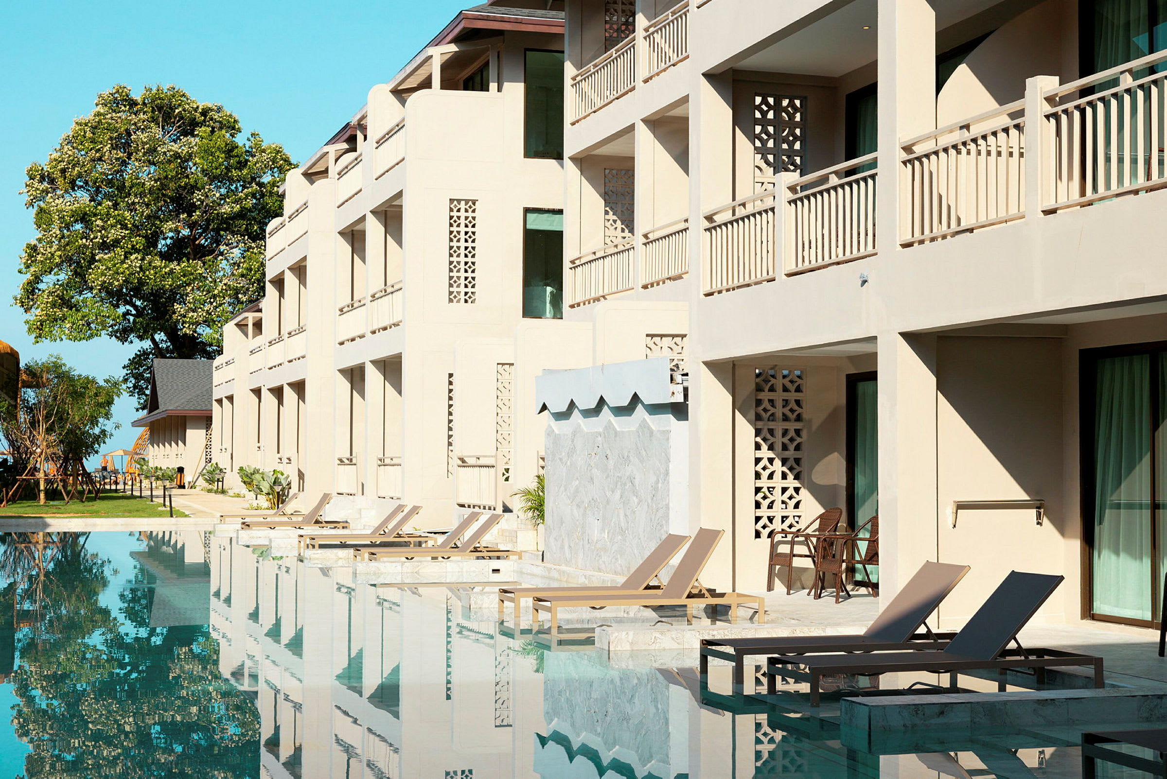 Hotellrum med direkt anslutning till en pool. (AI-genererad text)