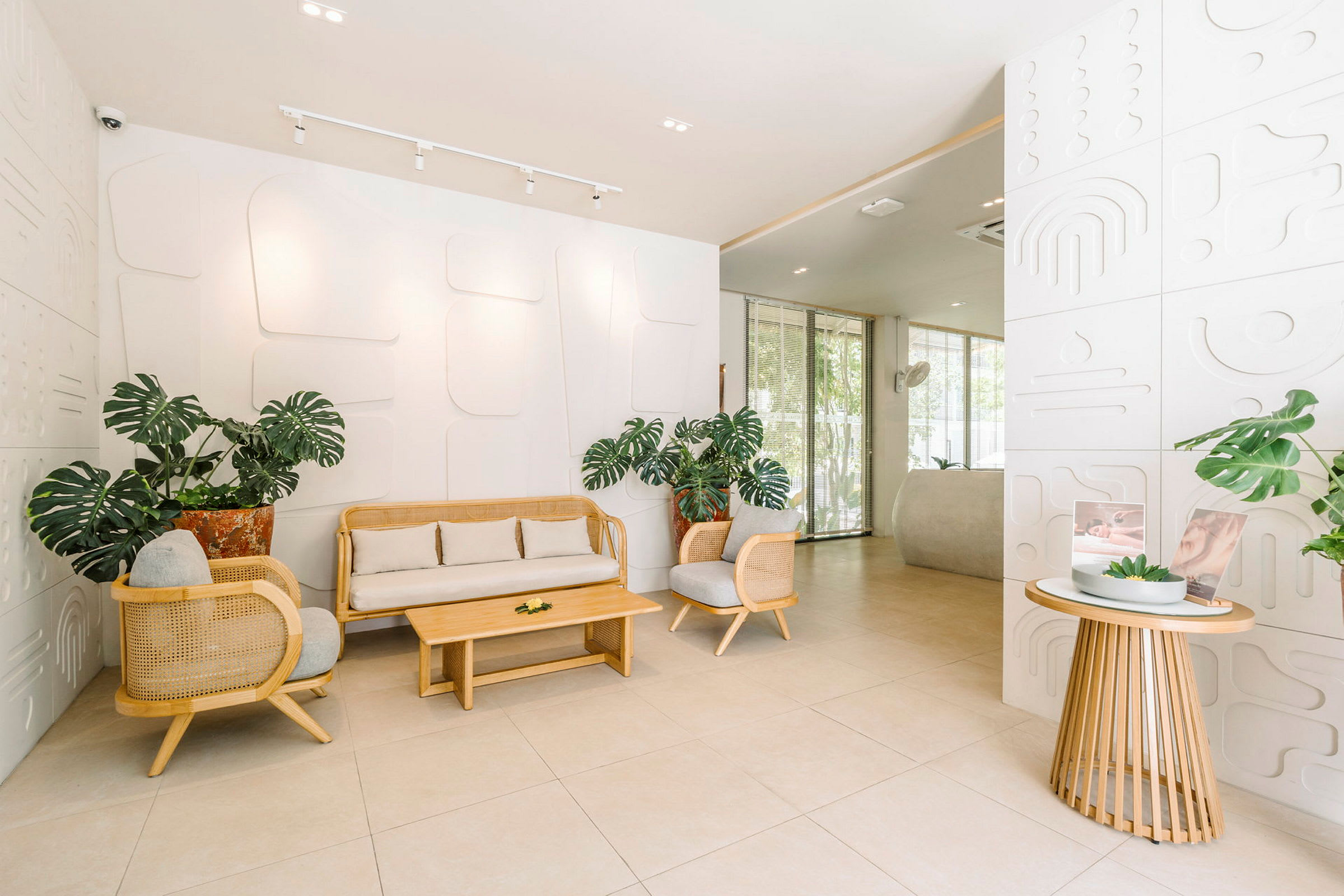 Ljus och modern lobby med växter och sittgrupper av ljus trädesign. (AI-genererad text)