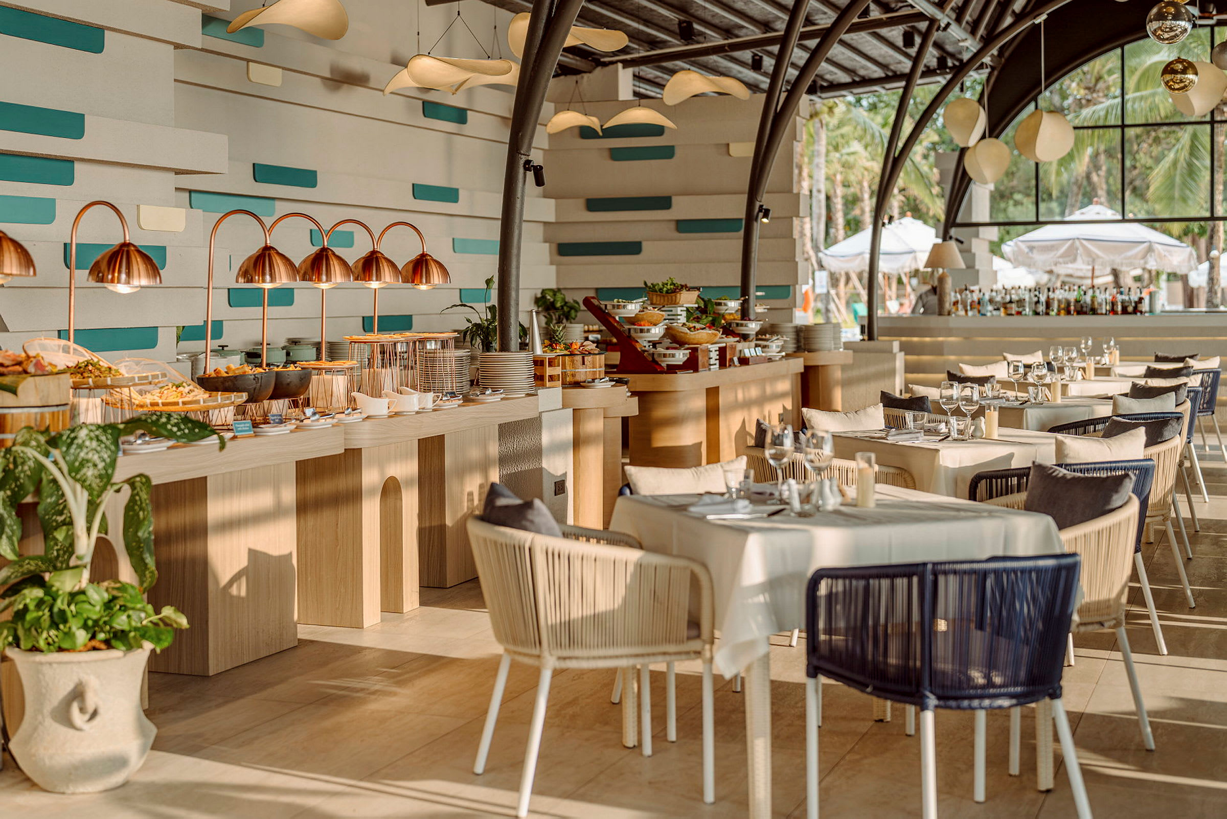 En elegant restaurang med dukade bord, buffé och moderna armaturer. (AI-genererad text)
