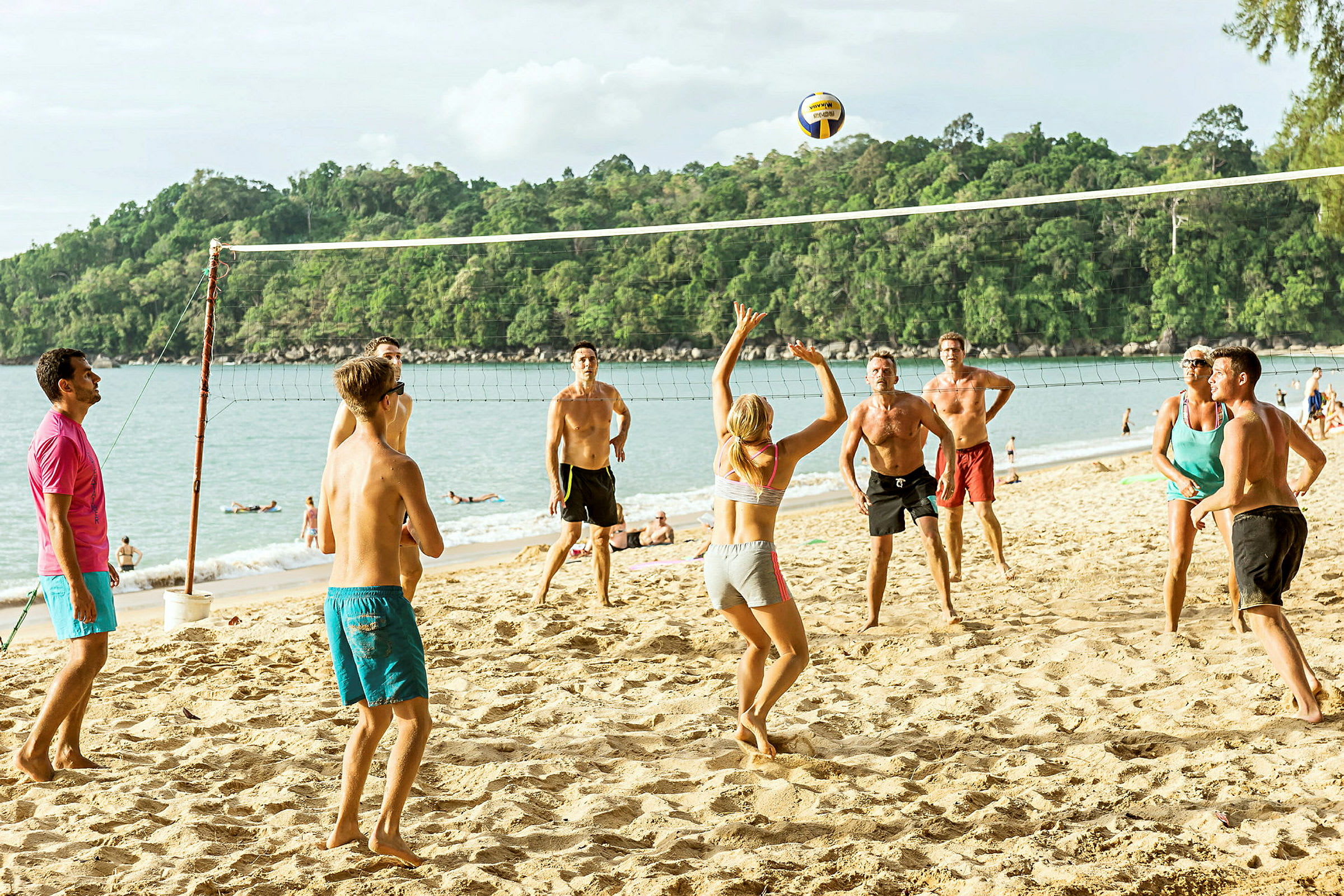 Personer spelar volleyball på en strand. (AI-genererad text)