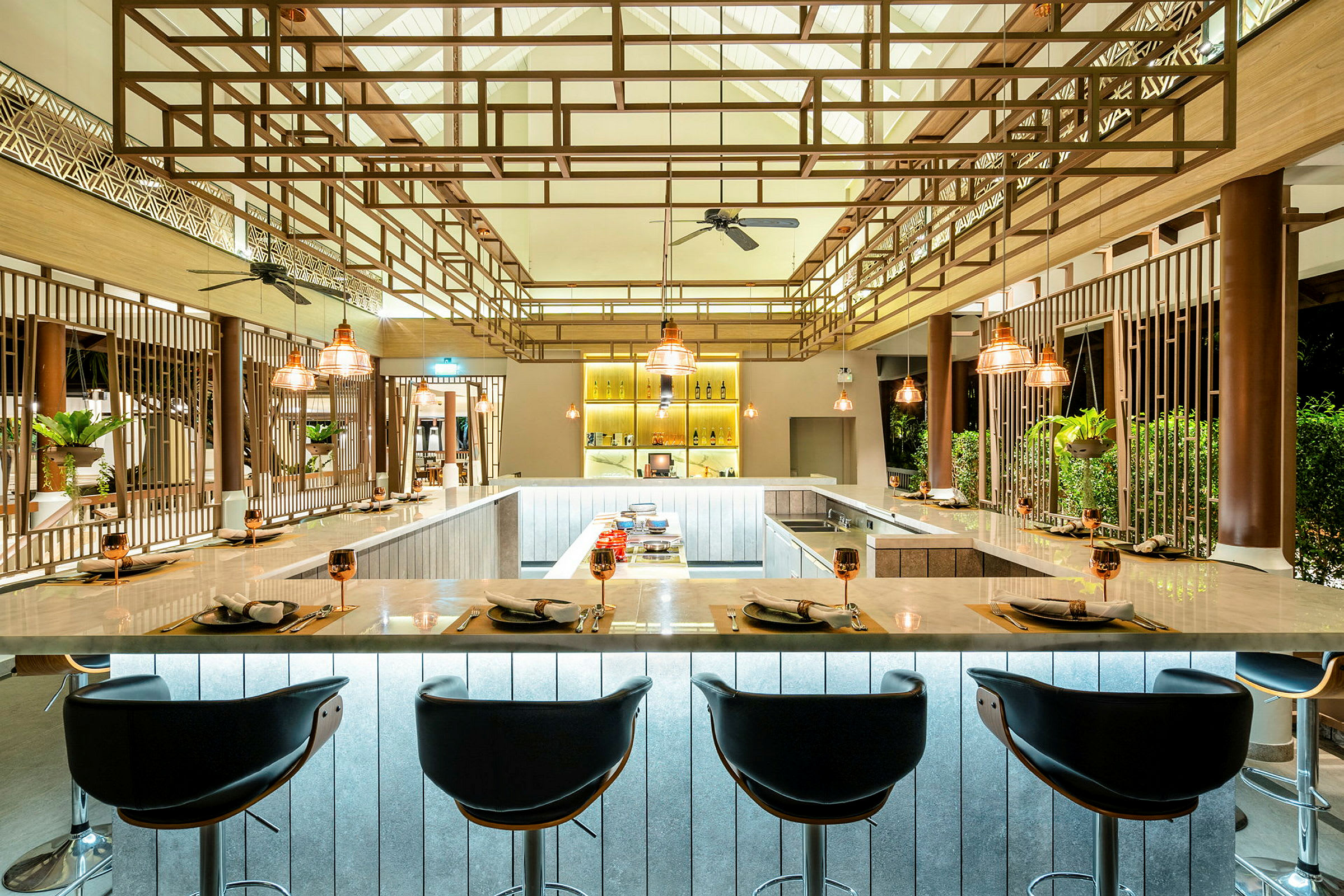 En modern och elegant inredd restaurang eller bar med marmorbord och dekorerad belysning. (AI-genererad text)