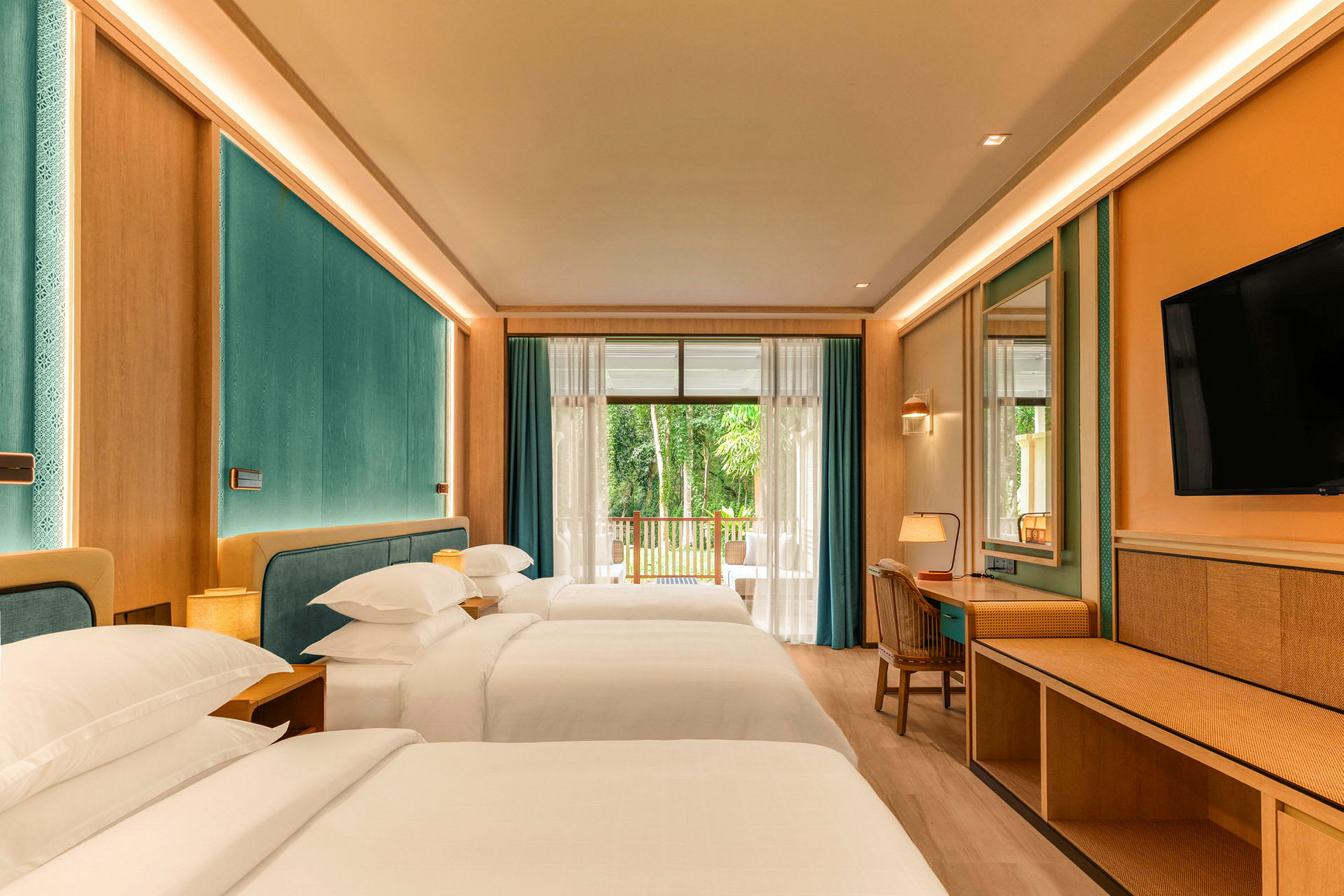 Hotellrum med två bäddar, utsikt mot en balkong med grönska utanför. (AI-genererad text)