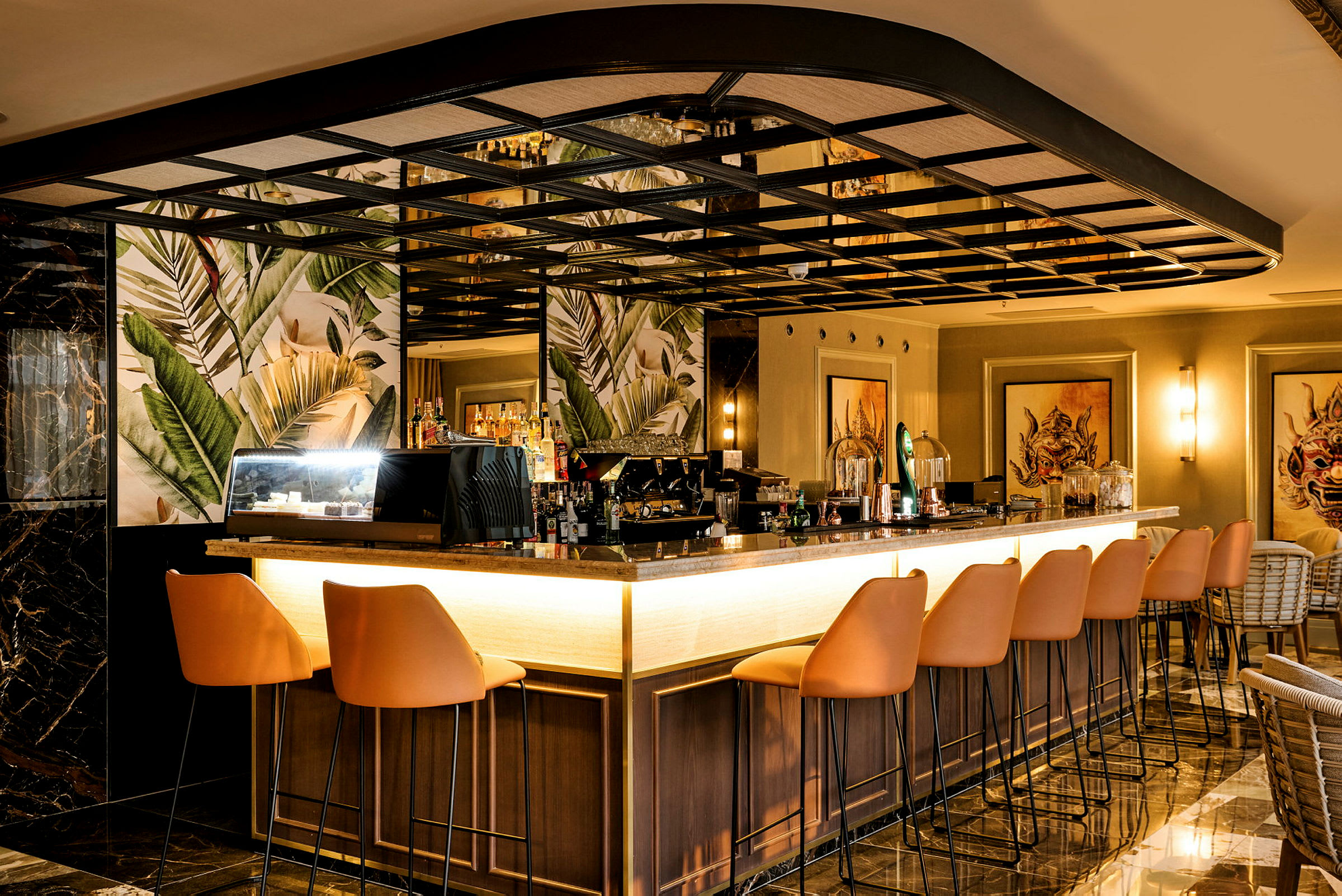En elegant bar med sittplatser och exotiskt växtmönster på väggarna. (AI-genererad text)