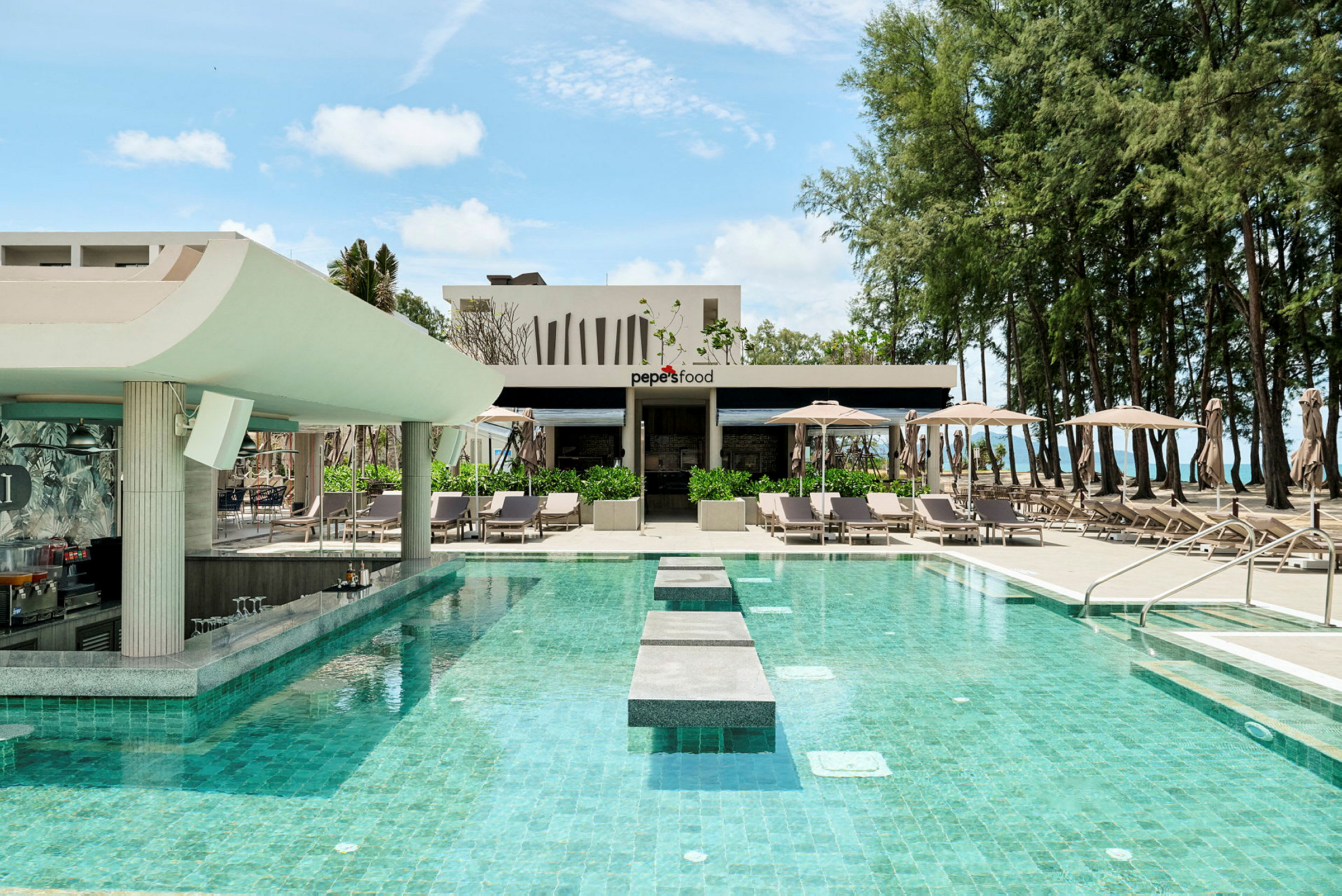 Swim-up bar