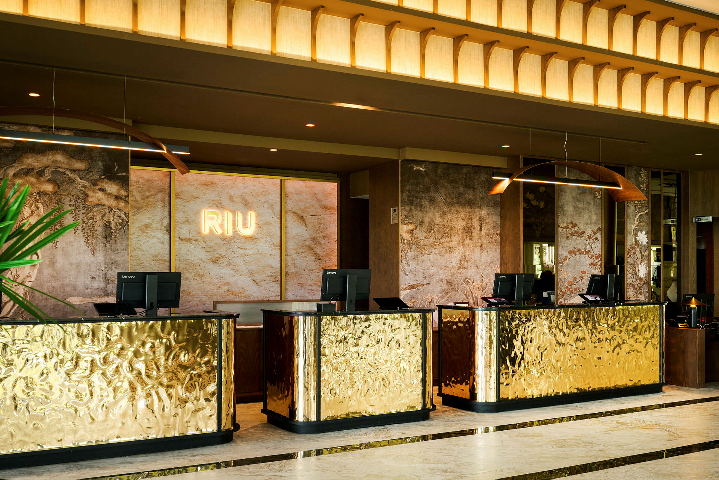 Reception med gyllene detaljer och väggdekorationer. (AI-genererad text)