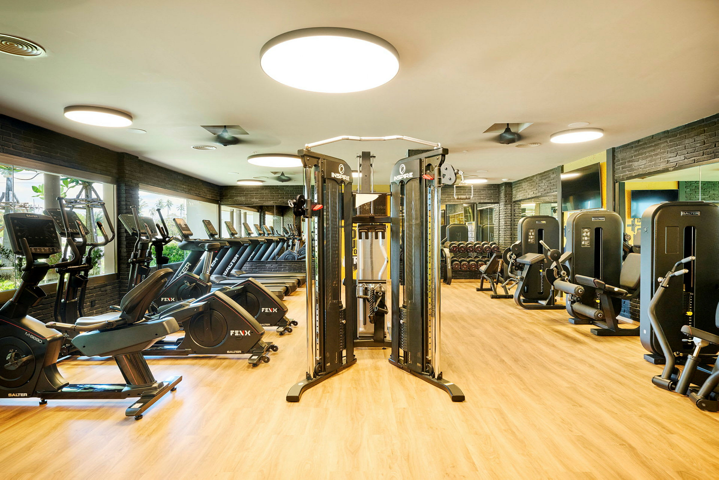 Gym med träningsmaskiner och utrustning, såsom motionscyklar och löpband. (AI-genererad text)