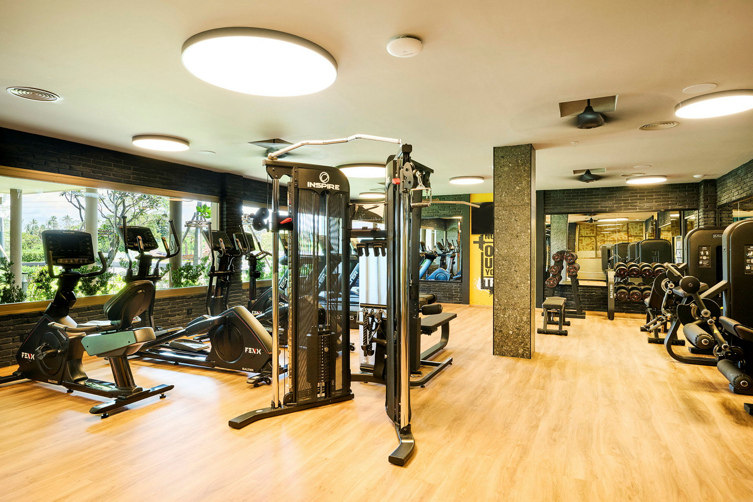 Ett gym med träningsmaskiner, cyklar och speglar på väggarna. (AI-genererad text)