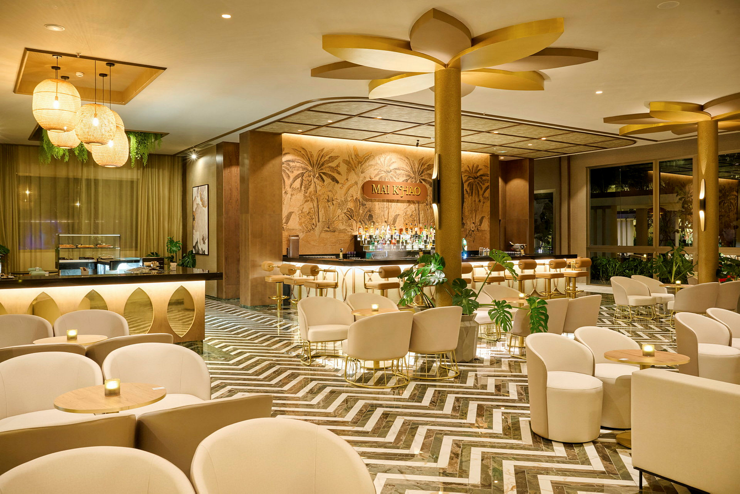 En elegant och modernt inredd hotellbar med sittgrupper, marmorgolv och dekorativa lampor. (AI-genererad text)