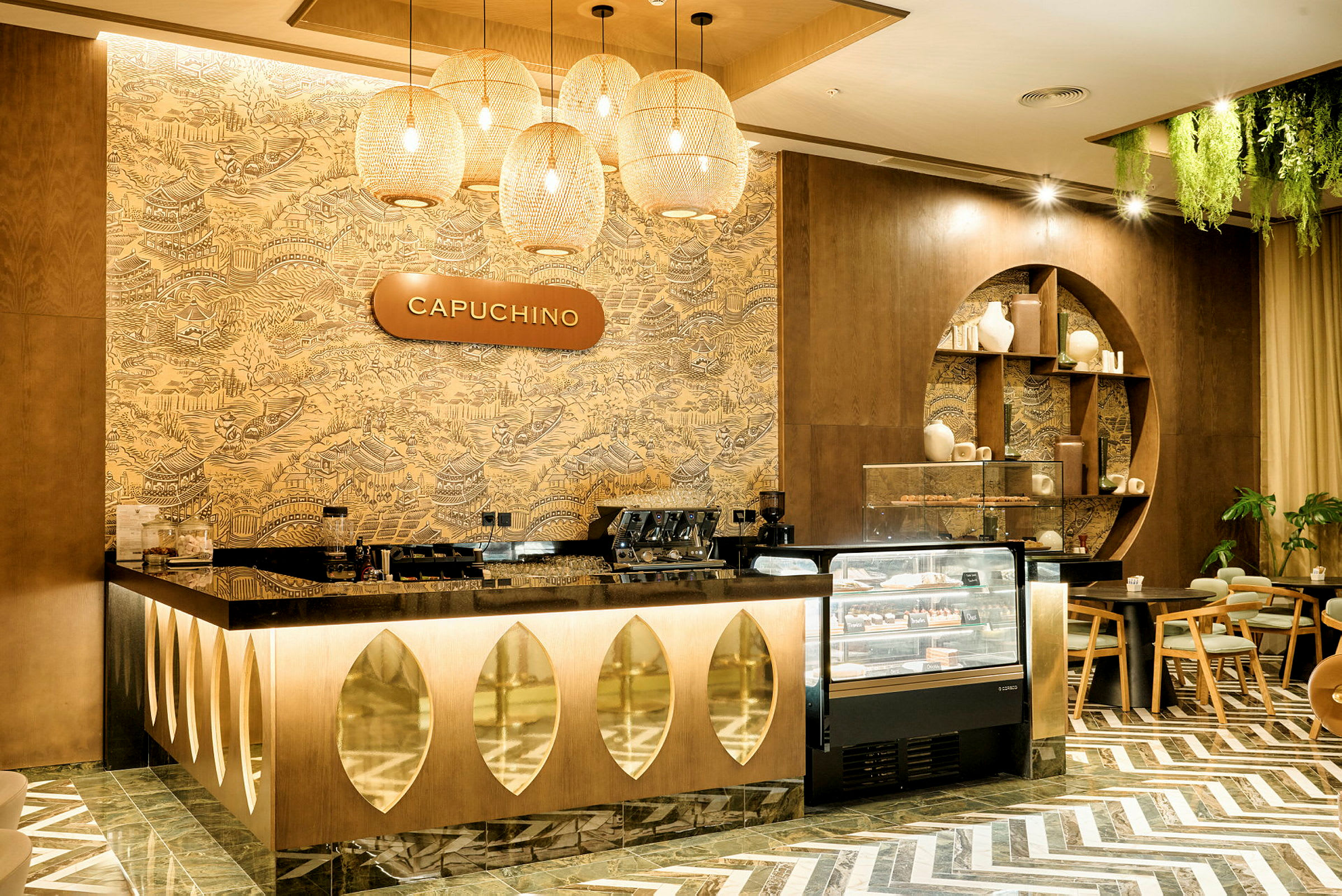 Interiör av ett kafé med en elegant och modern design, inkluderande en disk med servering och dekorativa element på väggen. (AI-genererad text)