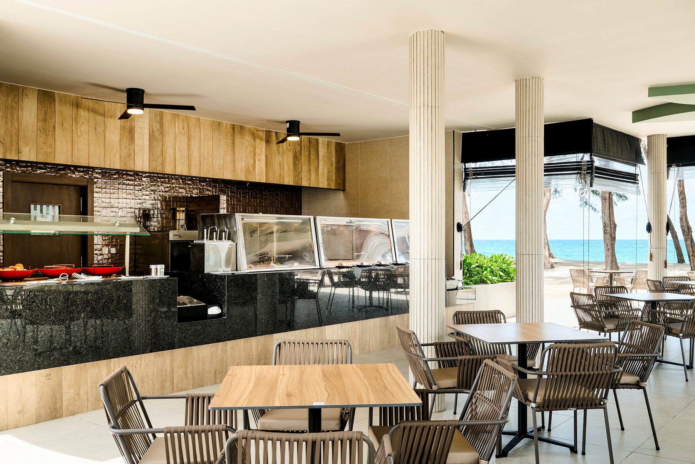 Restaurang med uteservering och utsikt över havet. (AI-genererad text)