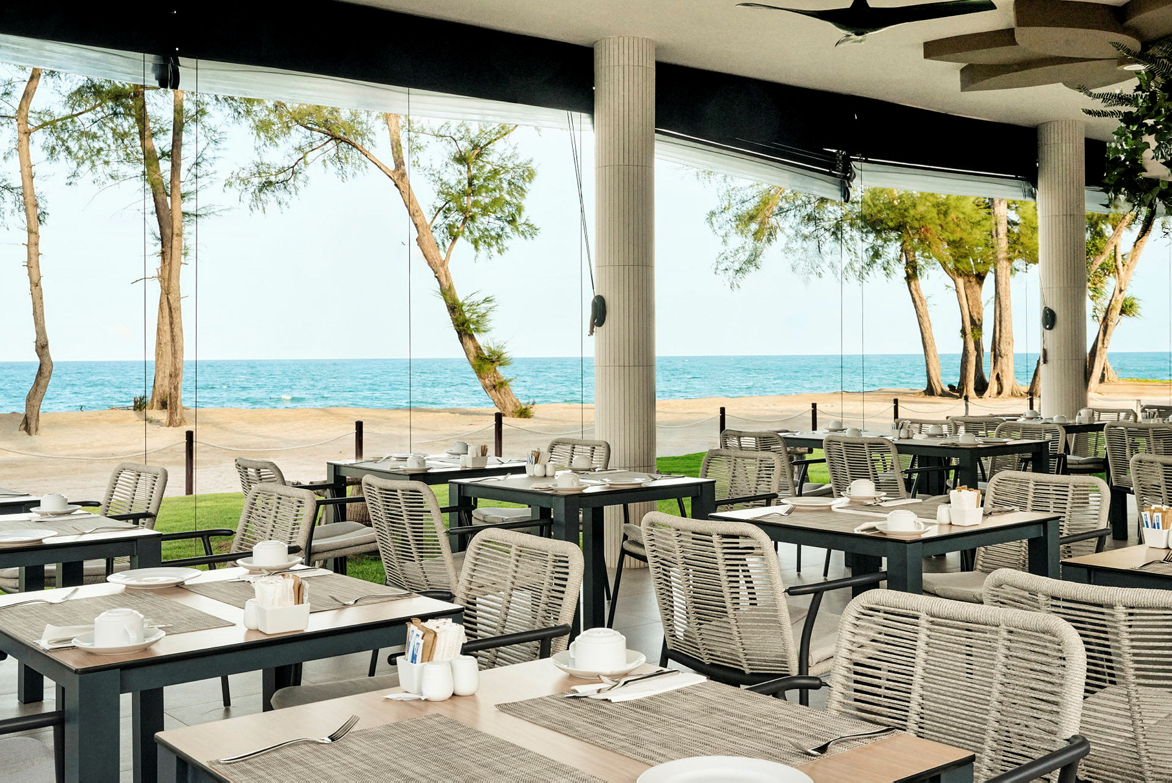 Restaurang med uteservering och havsutsikt. (AI-genererad text)