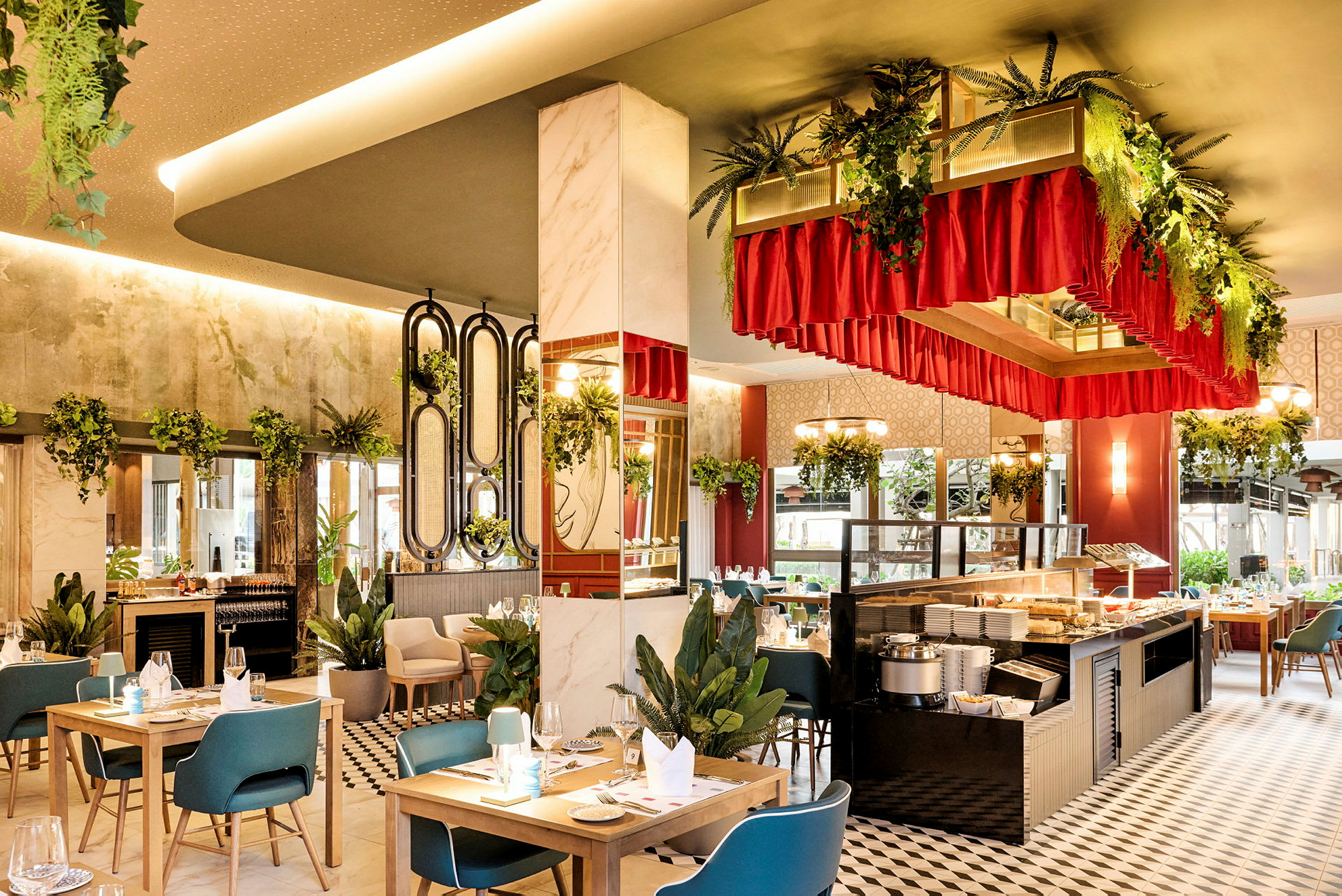 Interiör av en restaurang med trämöbler, röda dekorativa draperier och gröna växter. (AI-genererad text)