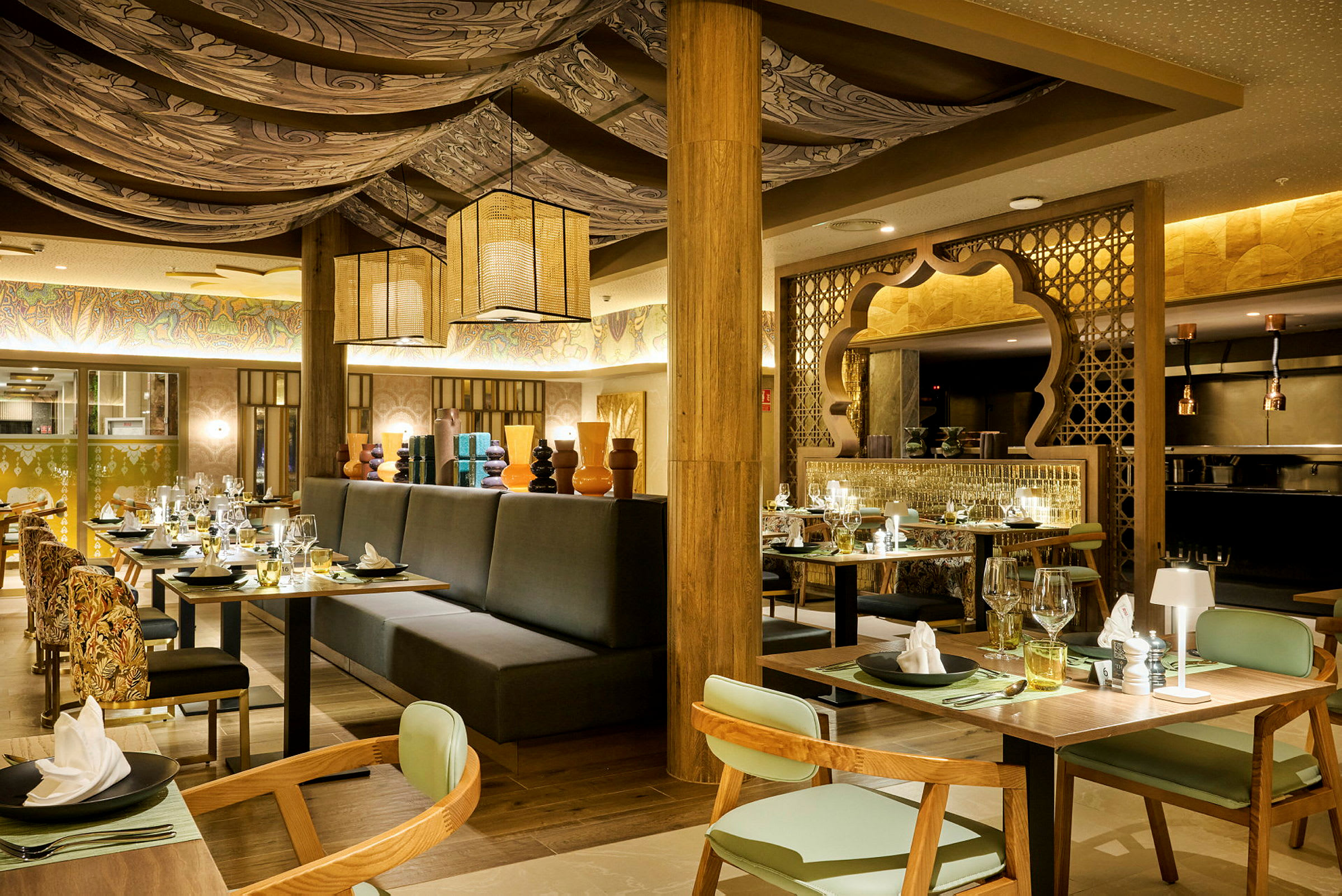En interiör av en restaurang med elegant inredning, bord och stolar placerade i ett välbelyst utrymme. (AI-genererad text)
