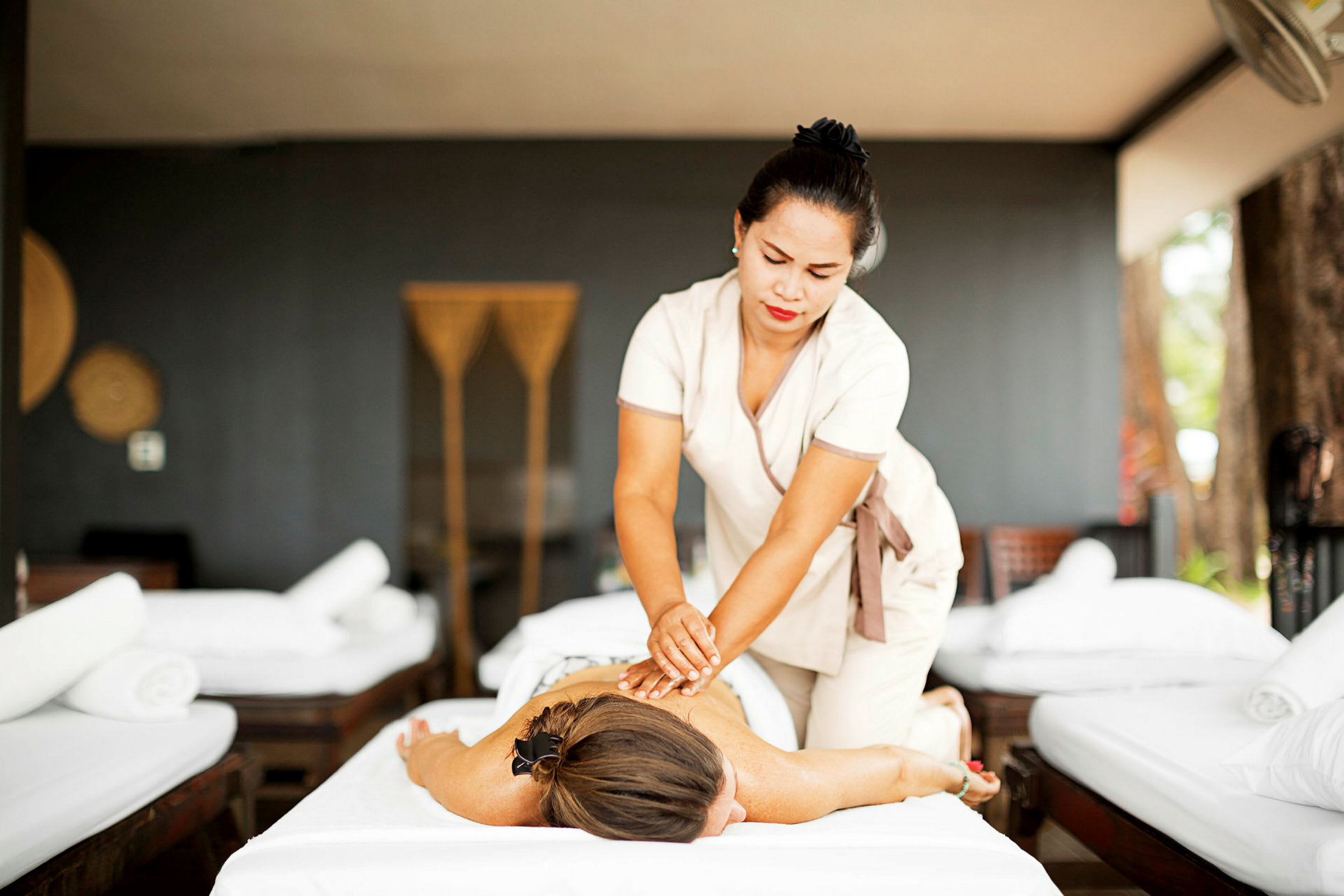 En person får ryggmassage i en spa-miljö. (AI-genererad text)