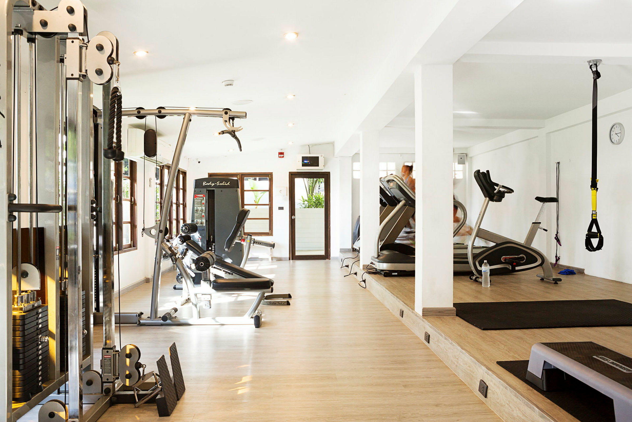 Bild av ett gym med träningsmaskiner och utrustning. (AI-genererad text)