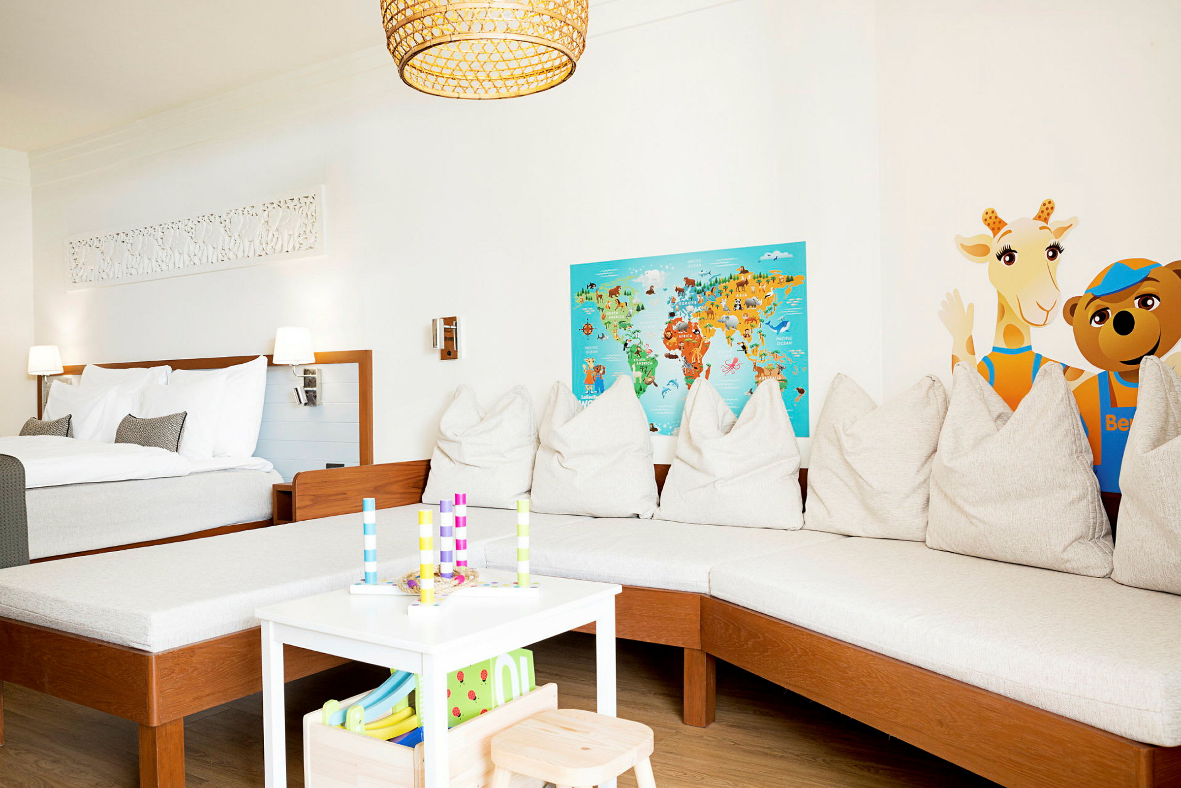 Ett hotellrum med en sittgrupp, leksaker och dekorationer på väggen. (AI-genererad text)