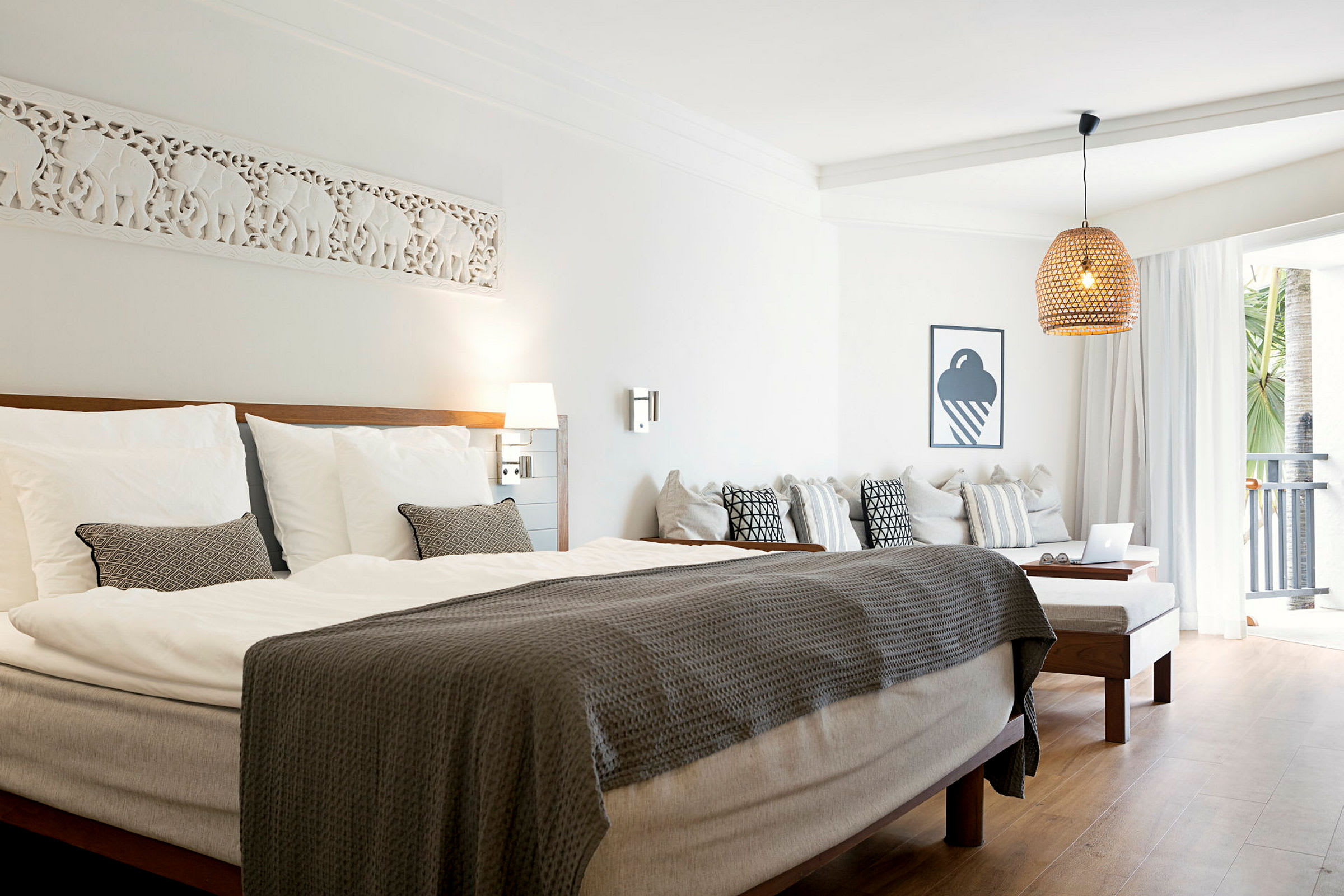 Ett hotellrum med en stor säng och modern inredning. (AI-genererad text)