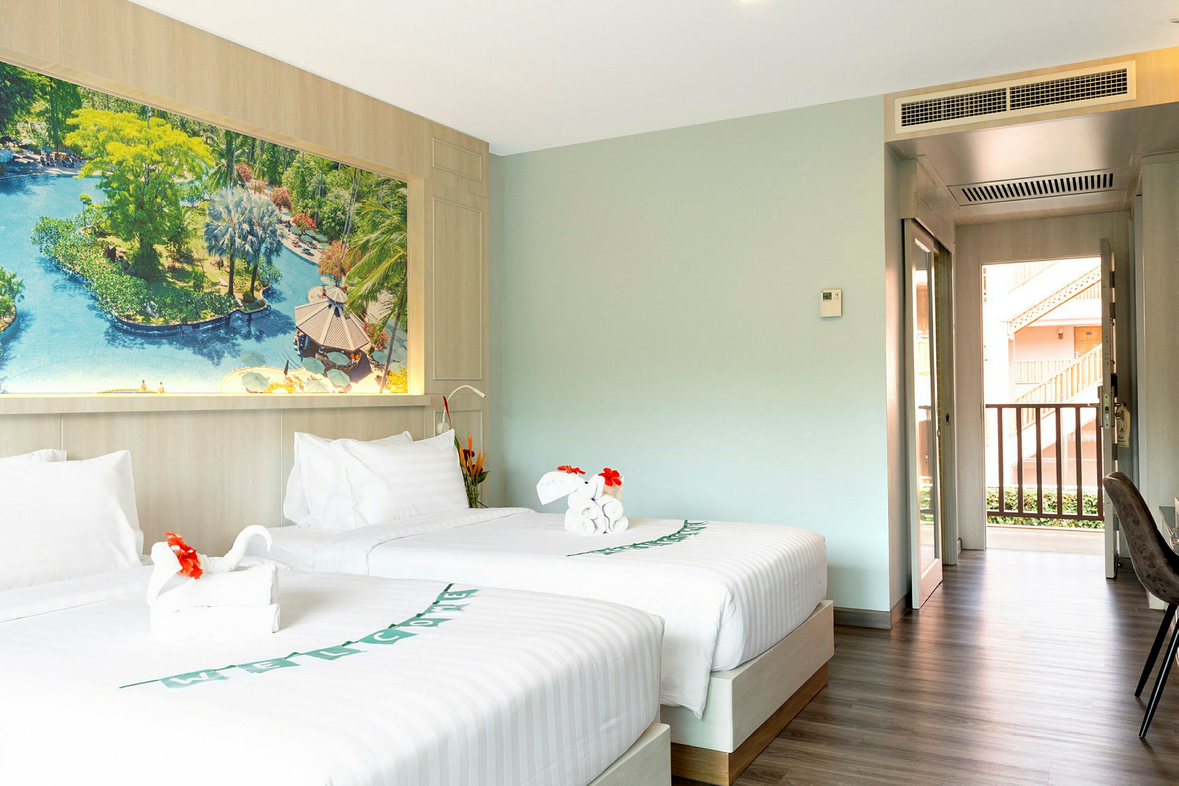 Ett hotellrum med två enkelsängar och en bild av en pool som dekoration på väggen. (AI-genererad text)