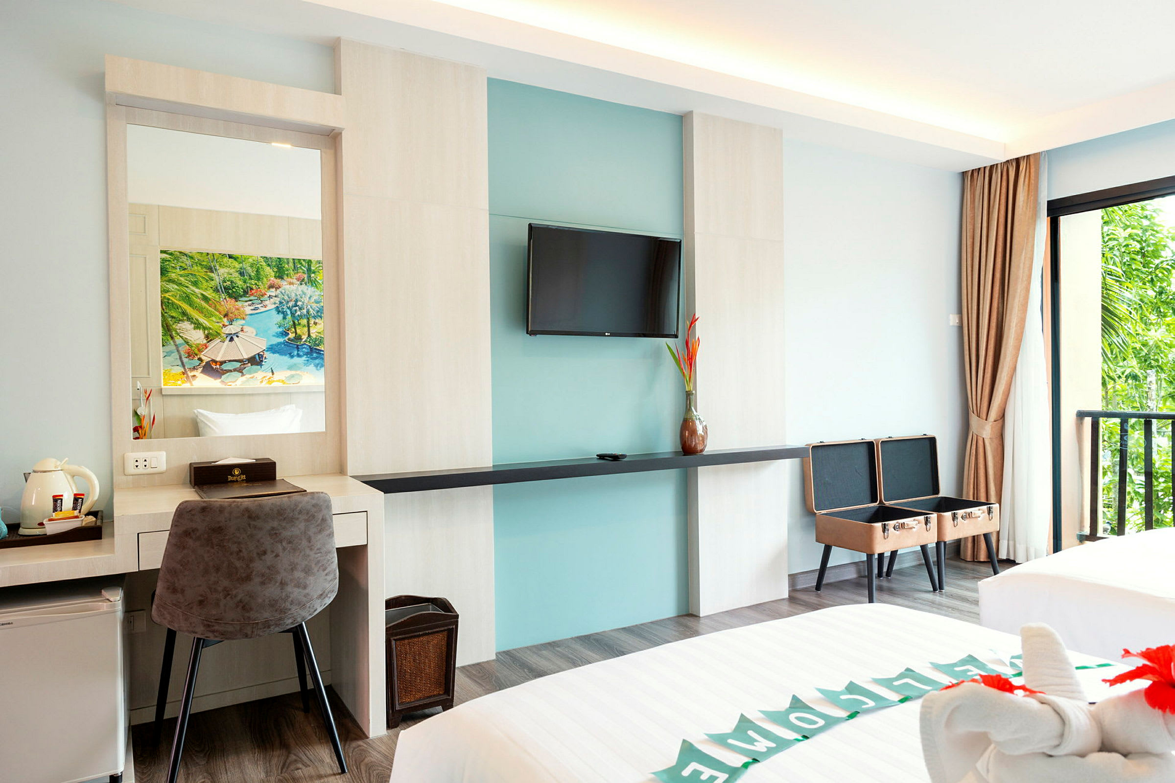 Interiör av ett hotellrum med TV, skrivbord och dekorationer. (AI-genererad text)