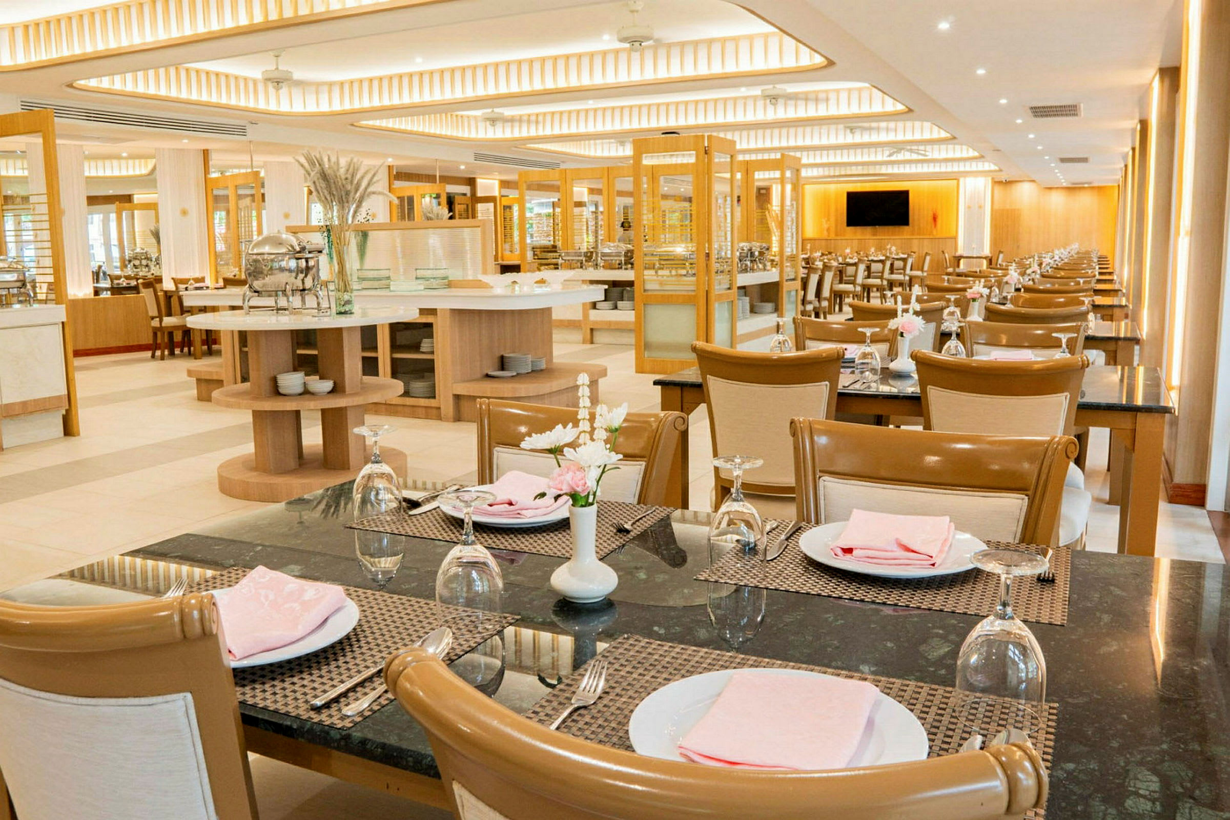 En rymlig restaurang med dukade bord och stolar. (AI-genererad text)