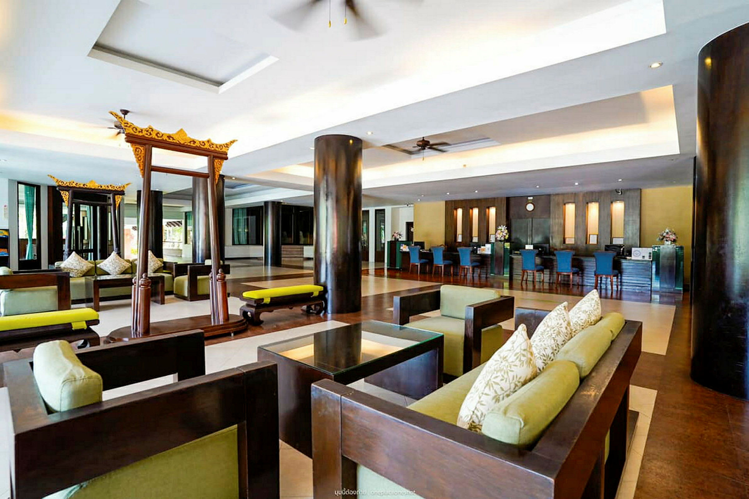 Ett hotellobbyområde med sittmöbler och receptionsdisk i bakgrunden. (AI-genererad text)