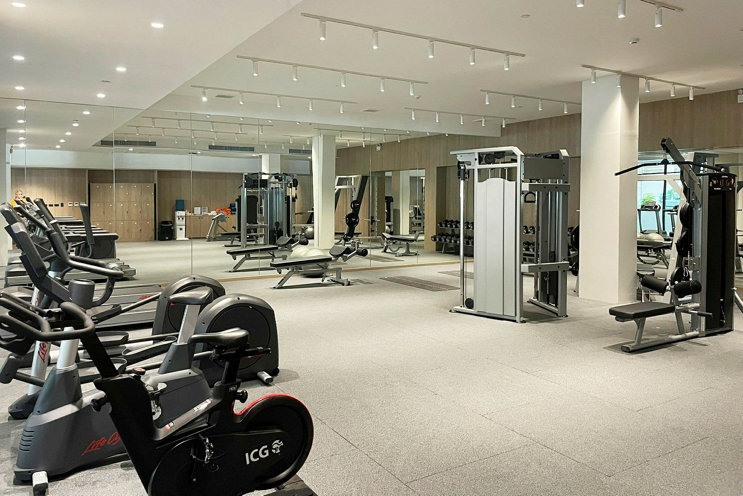 Bild av ett gym med motionscyklar, träningsmaskiner och fria vikter. (AI-genererad text)