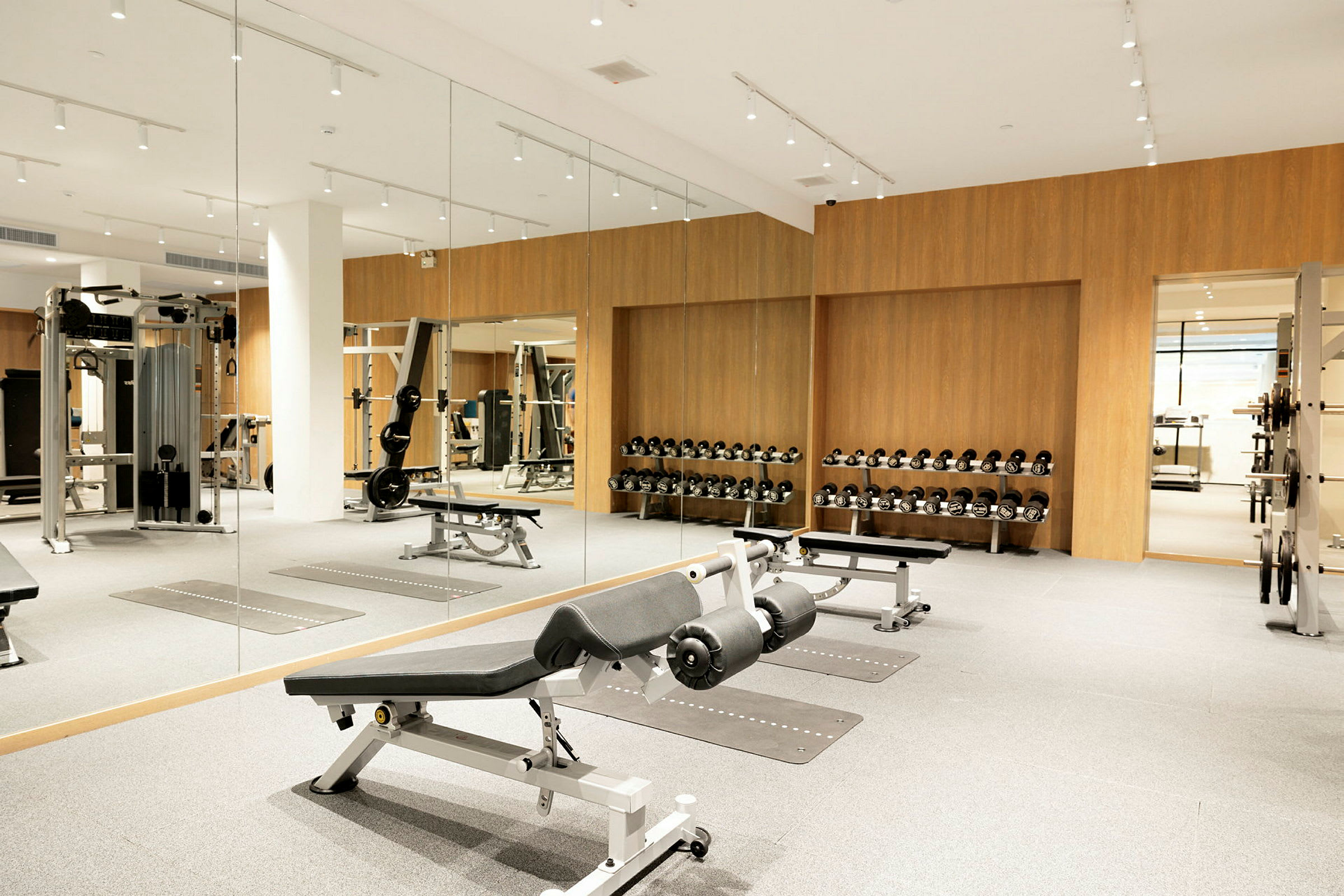 Modern gym med träningsutrustning och speglar. (AI-genererad text)