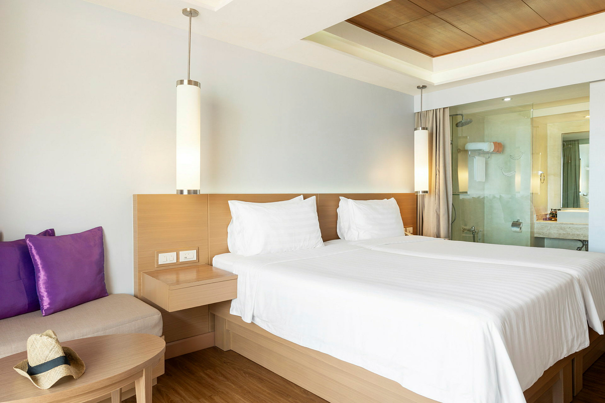 Hotellrum med dubbelsäng, soffa och badrum. (AI-genererad text)