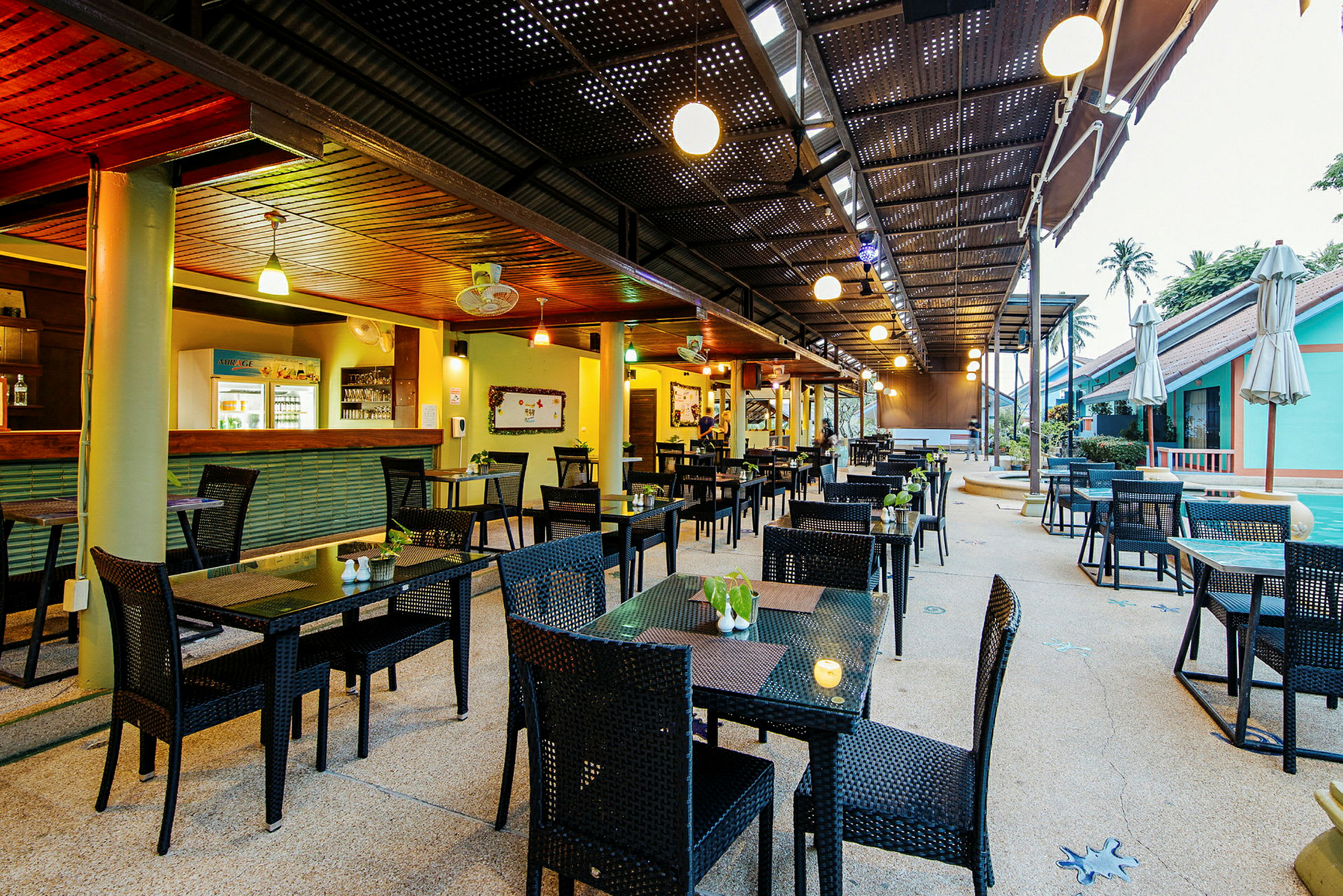 Restaurang med sittplatser utomhus under tak. (AI-genererad text)