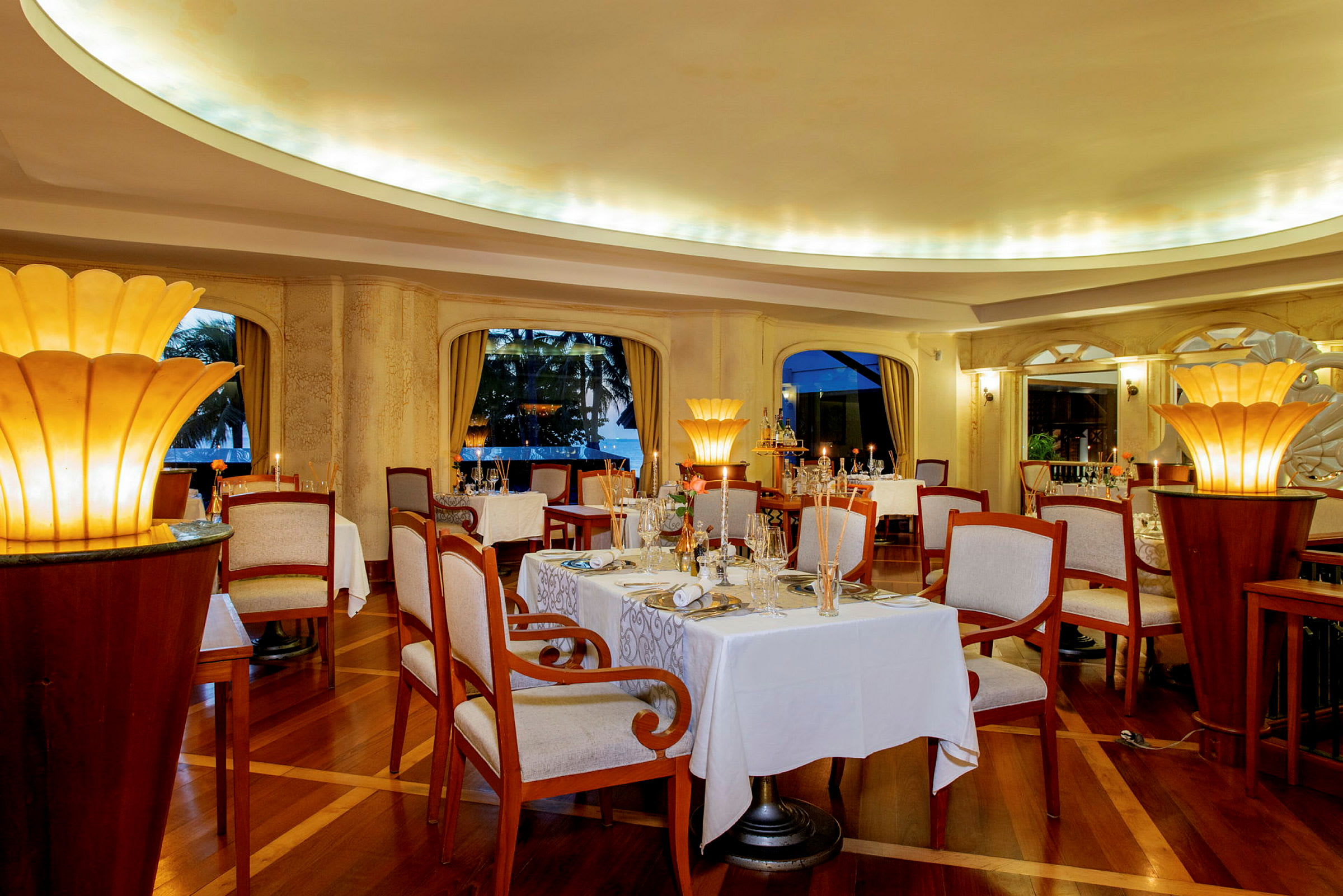 En elegant restaurang med vita dukar och trädetaljer. (AI-genererad text)
