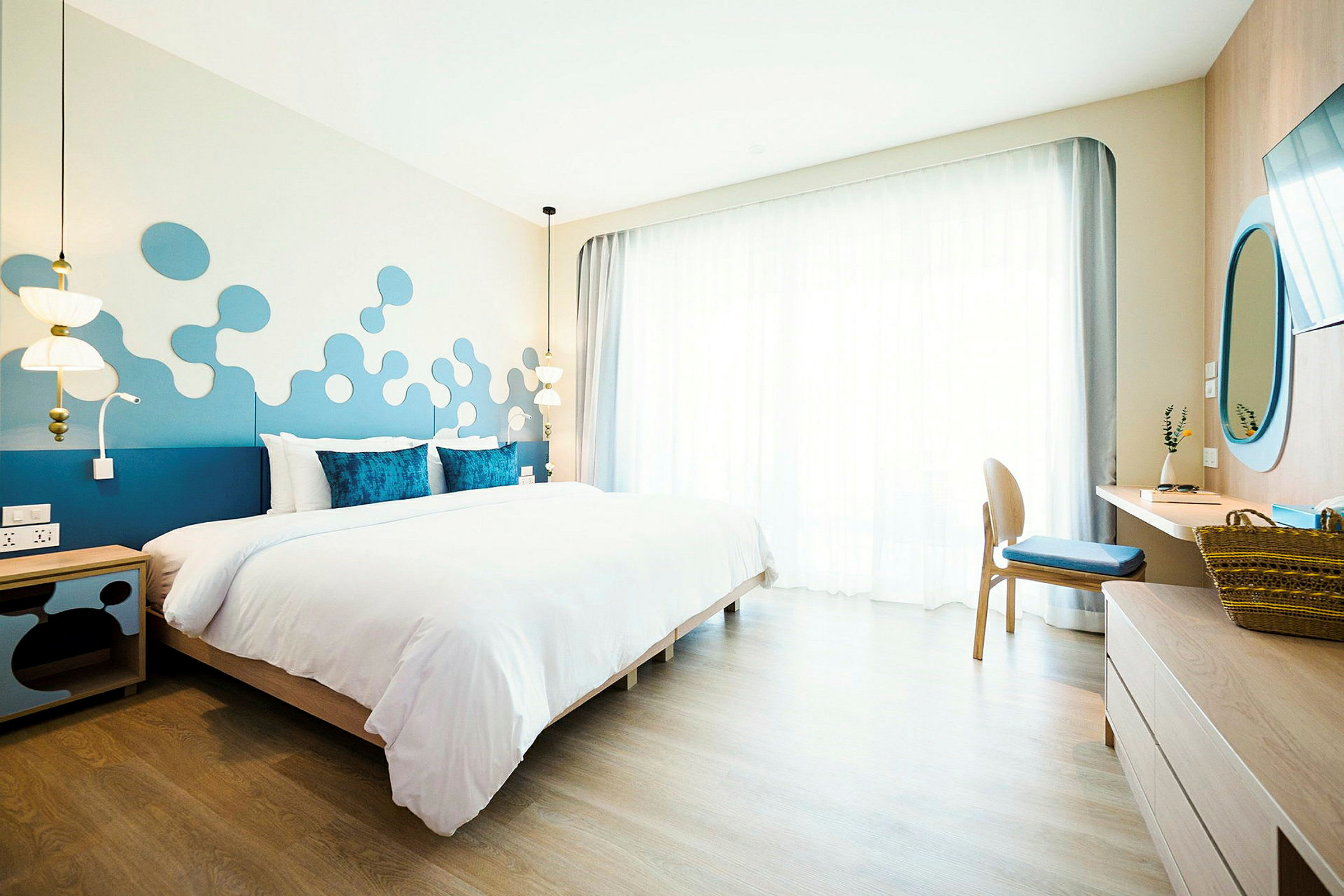 Ett modernt hotellrum med en stor dubbelbädd och stilren inredning. (AI-genererad text)