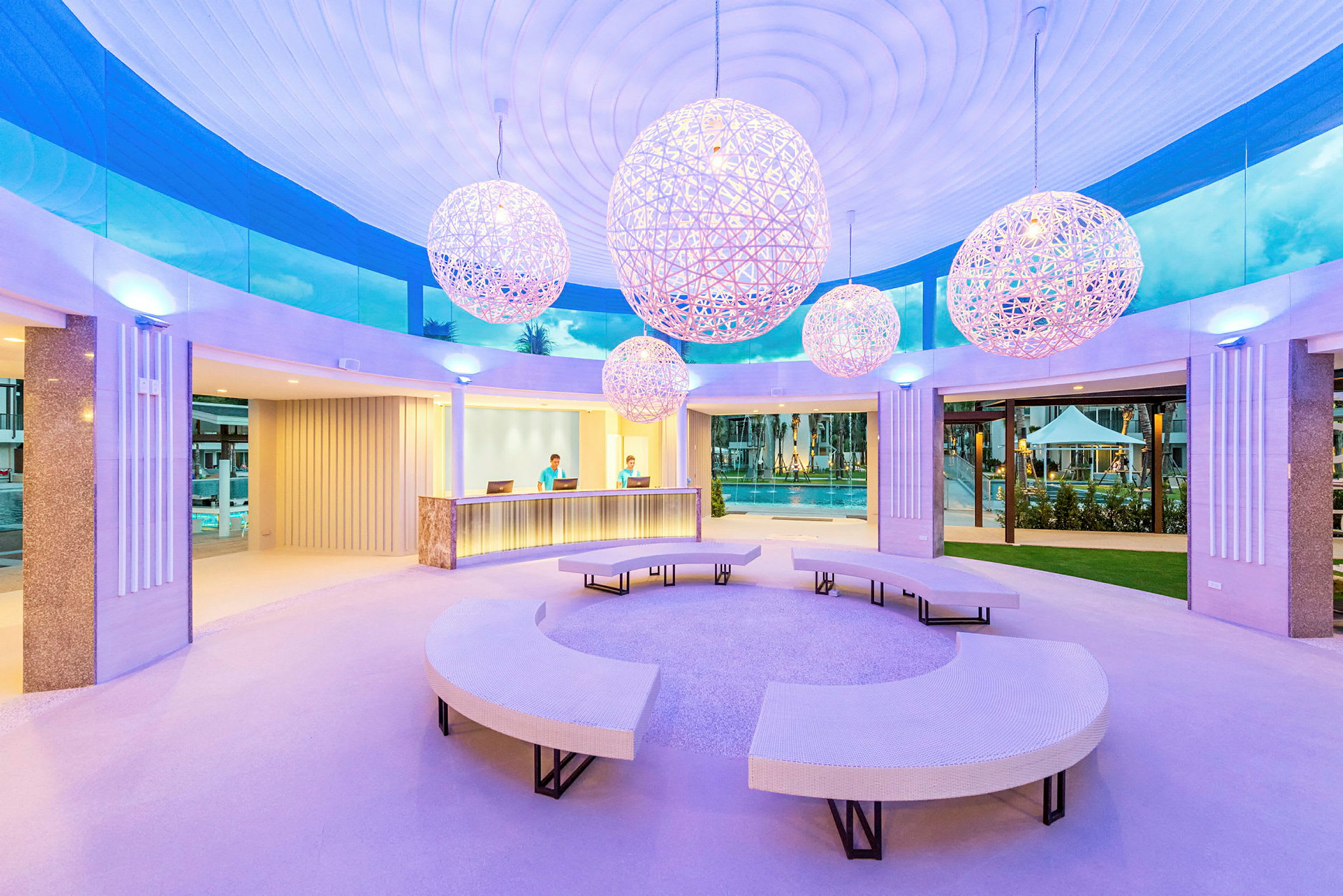 Reception med moderna möbler och dekorativa ljuskronor. (AI-genererad text)