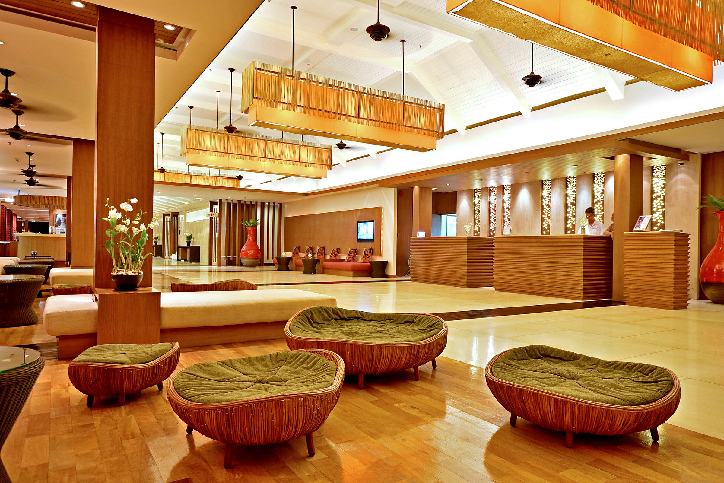 Lyxig hotellobby med sittmöbler, stora lampor och en receptionsdisk. (AI-genererad text)