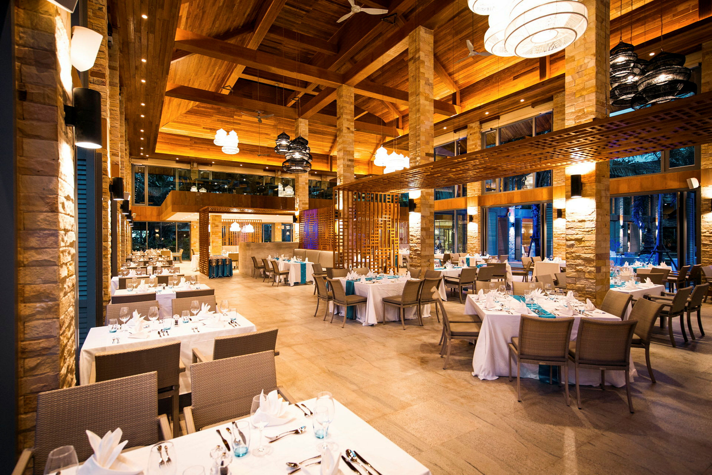 Interiör av en elegant restaurang med dukade bord och moderna lampor. (AI-genererad text)
