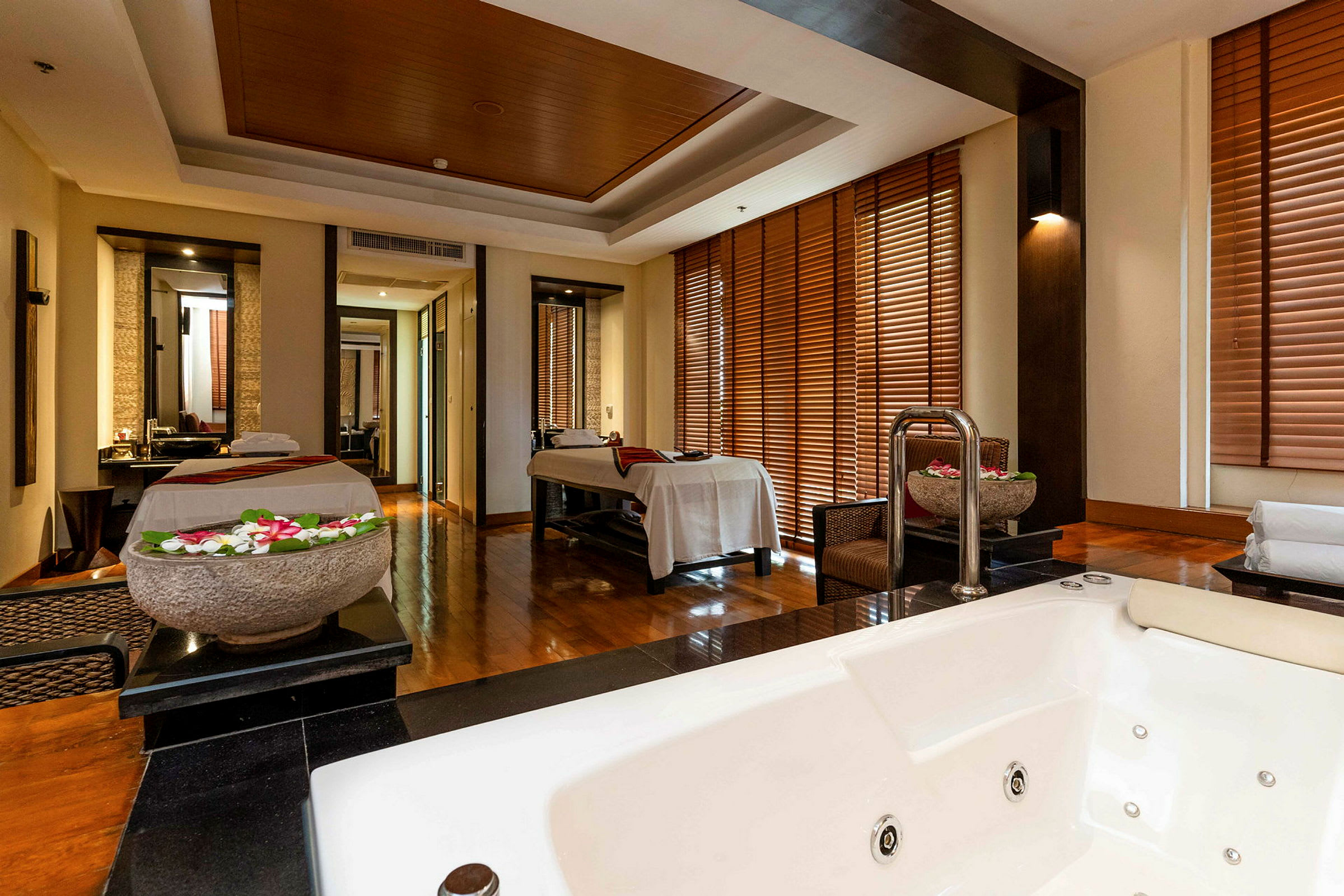 Interiör av ett spa med massagebänkar och ett jacuzzi-badkar. (AI-genererad text)