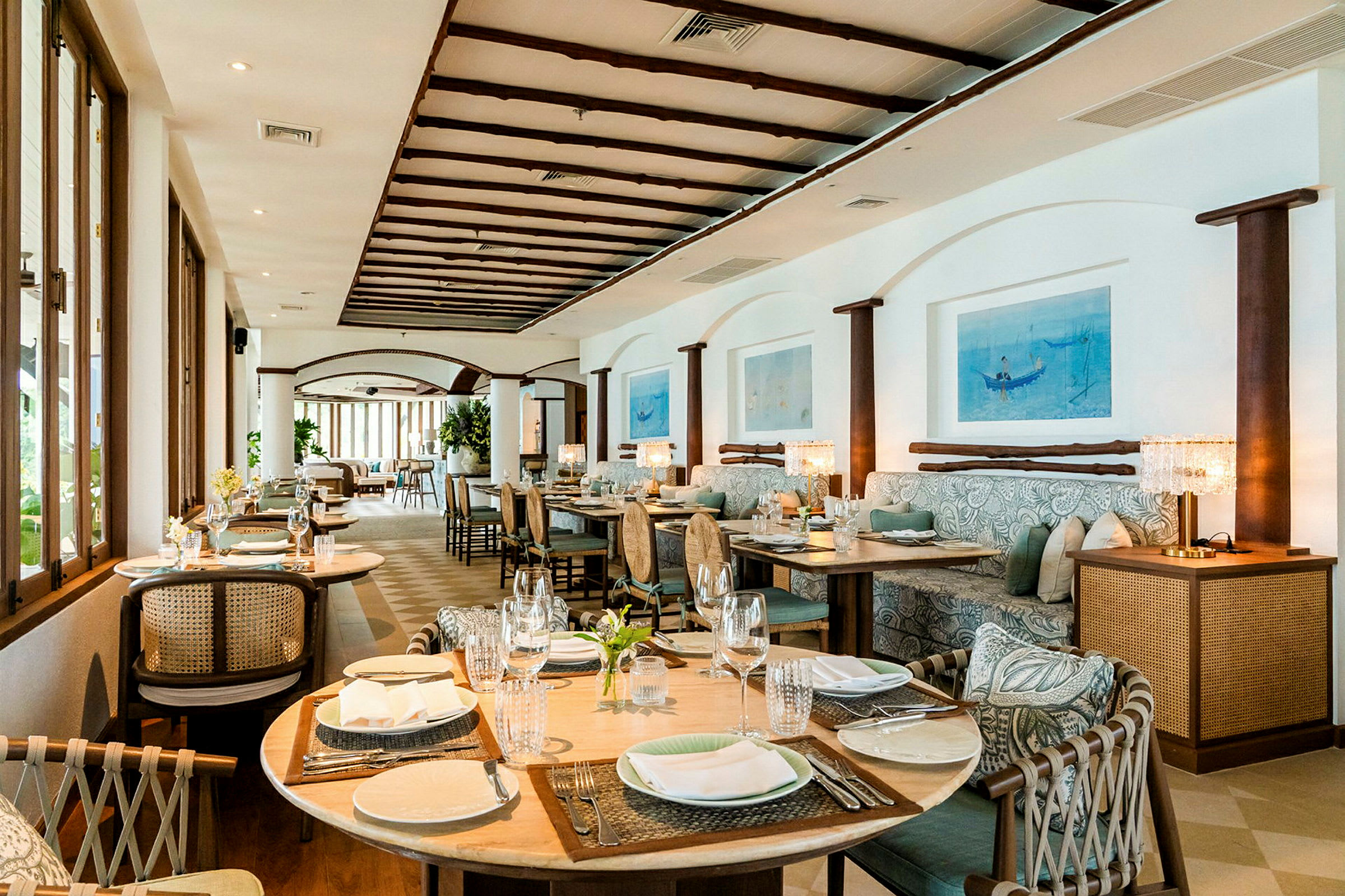 En elegant restaurang med uppdukade bord och bekväma sittplatser. (AI-genererad text)
