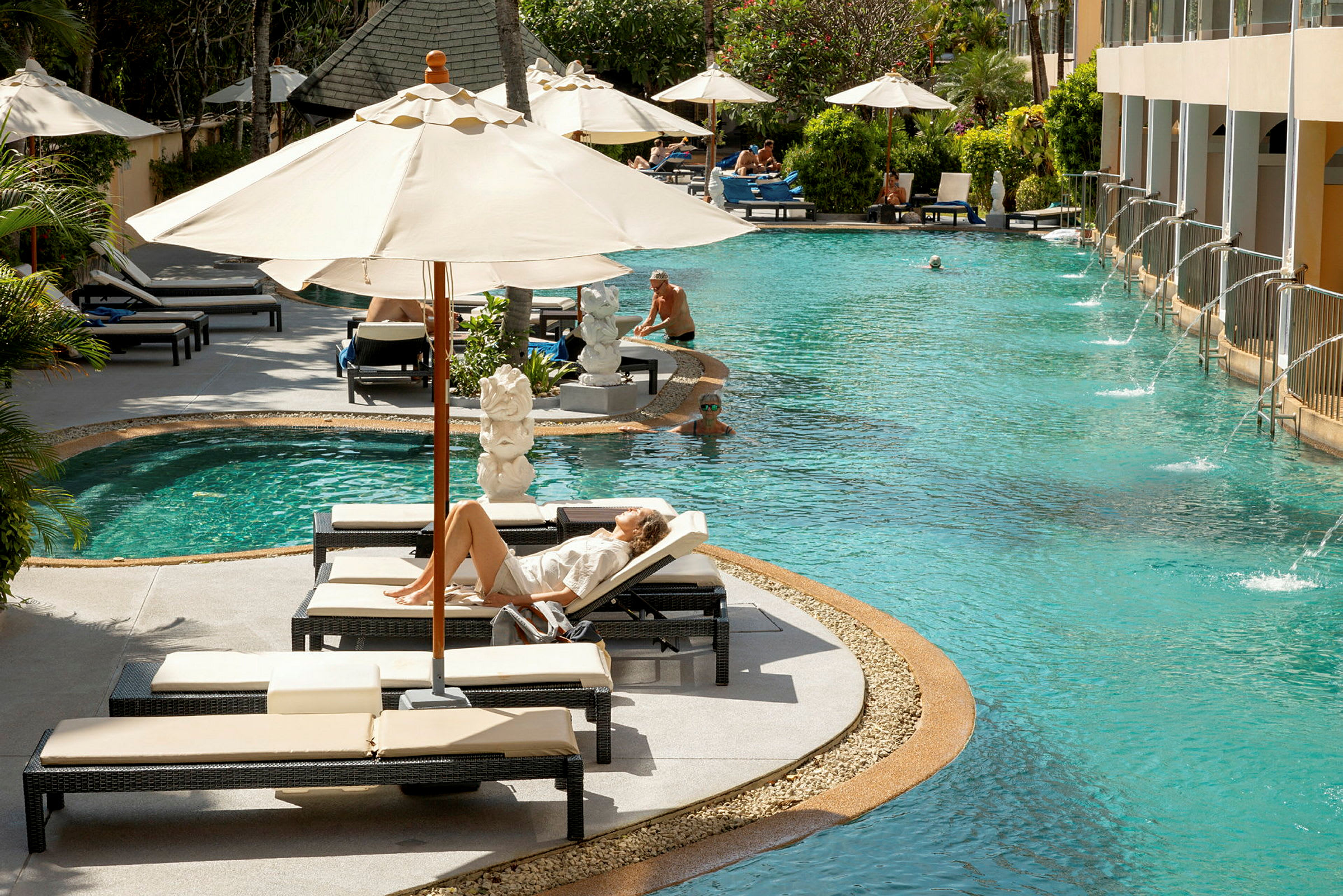 En pool med solstolar och parasoll. (AI-genererad text)