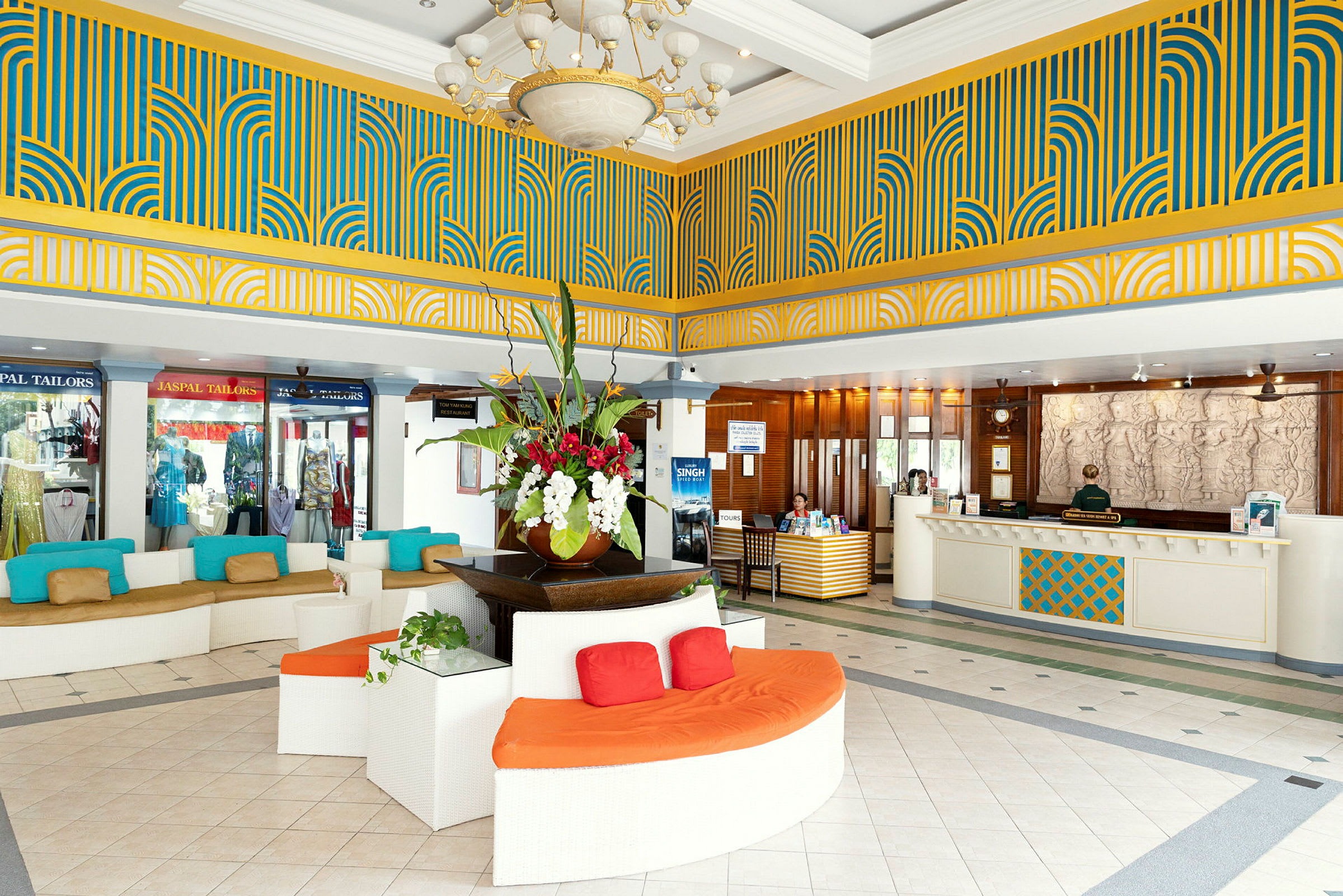 Bild av en rymlig hotellreception med färgstarkt dekorerade väggar och sittmöbler. (AI-genererad text)