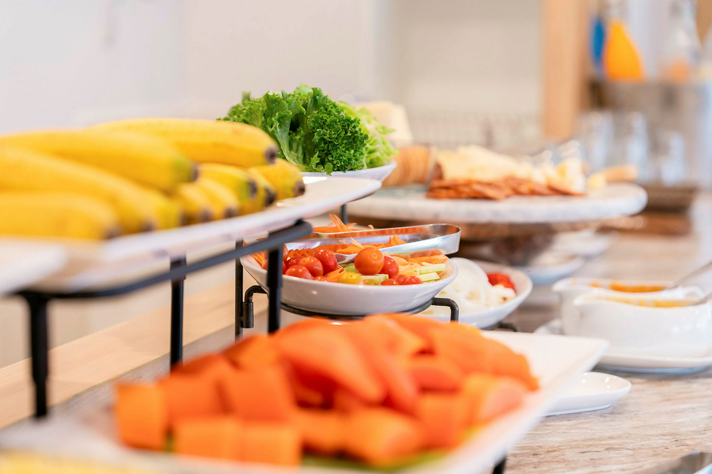 EN buffé med frukt, grönsaker och tillbehör på fat. (AI-genererad text)