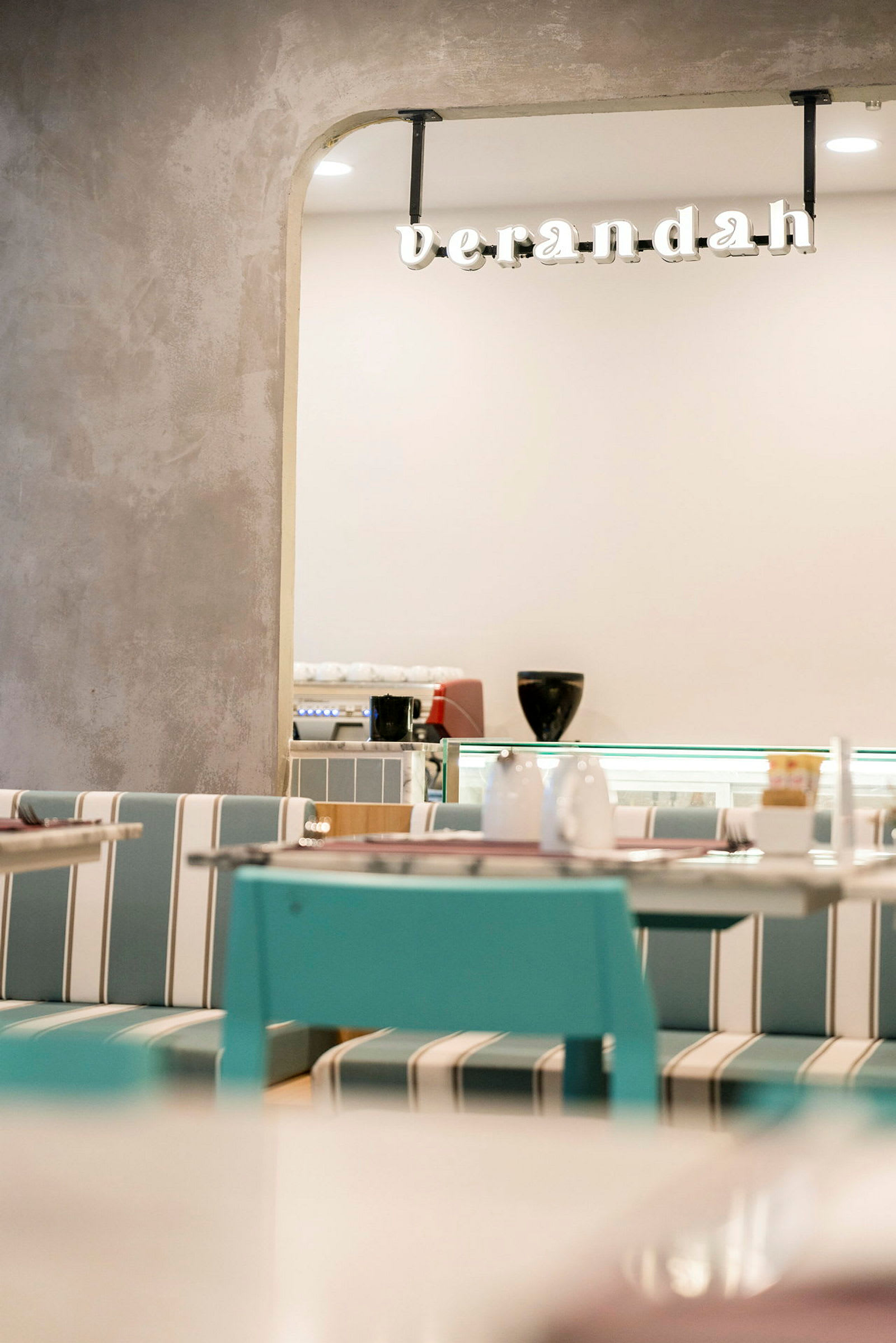 Interiörbild på en restaurang med en moderna design. (AI-genererad text)