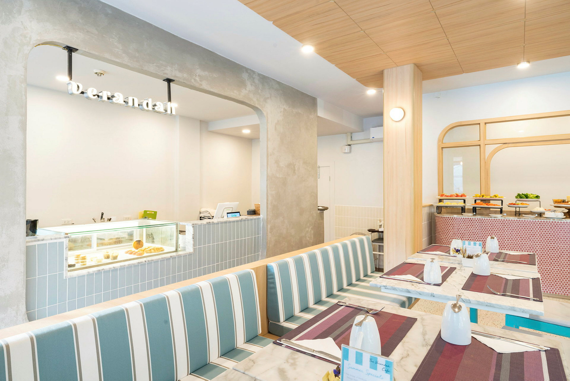 Bild av en modern restaurang med uppdukat matbord och matservering. (AI-genererad text)