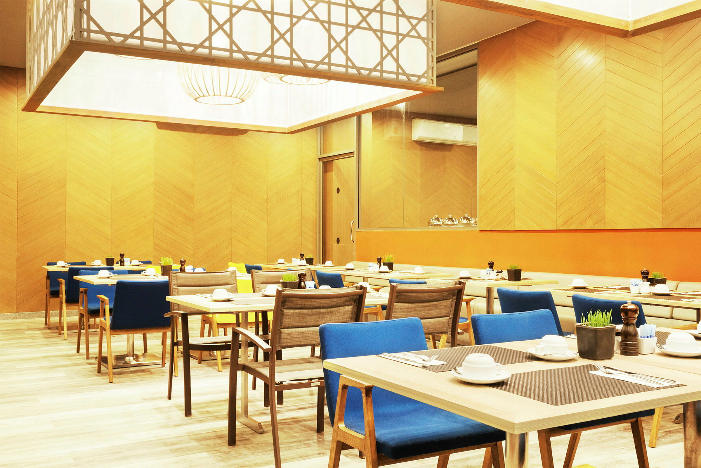 En restaurang med dukade bord och moderna stolar. (AI-genererad text)