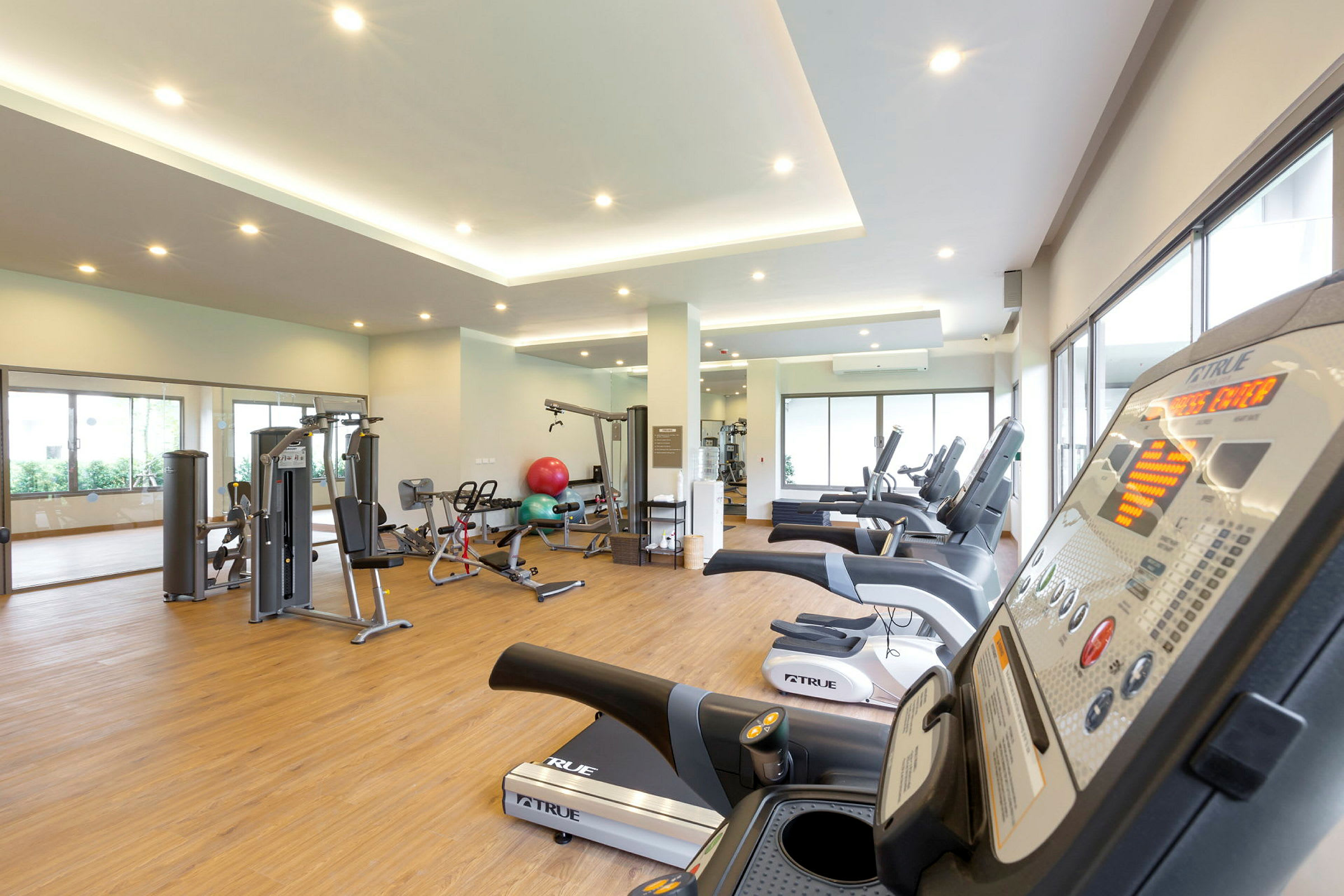 Interiör av ett gym med träningsmaskiner. (AI-genererad text)