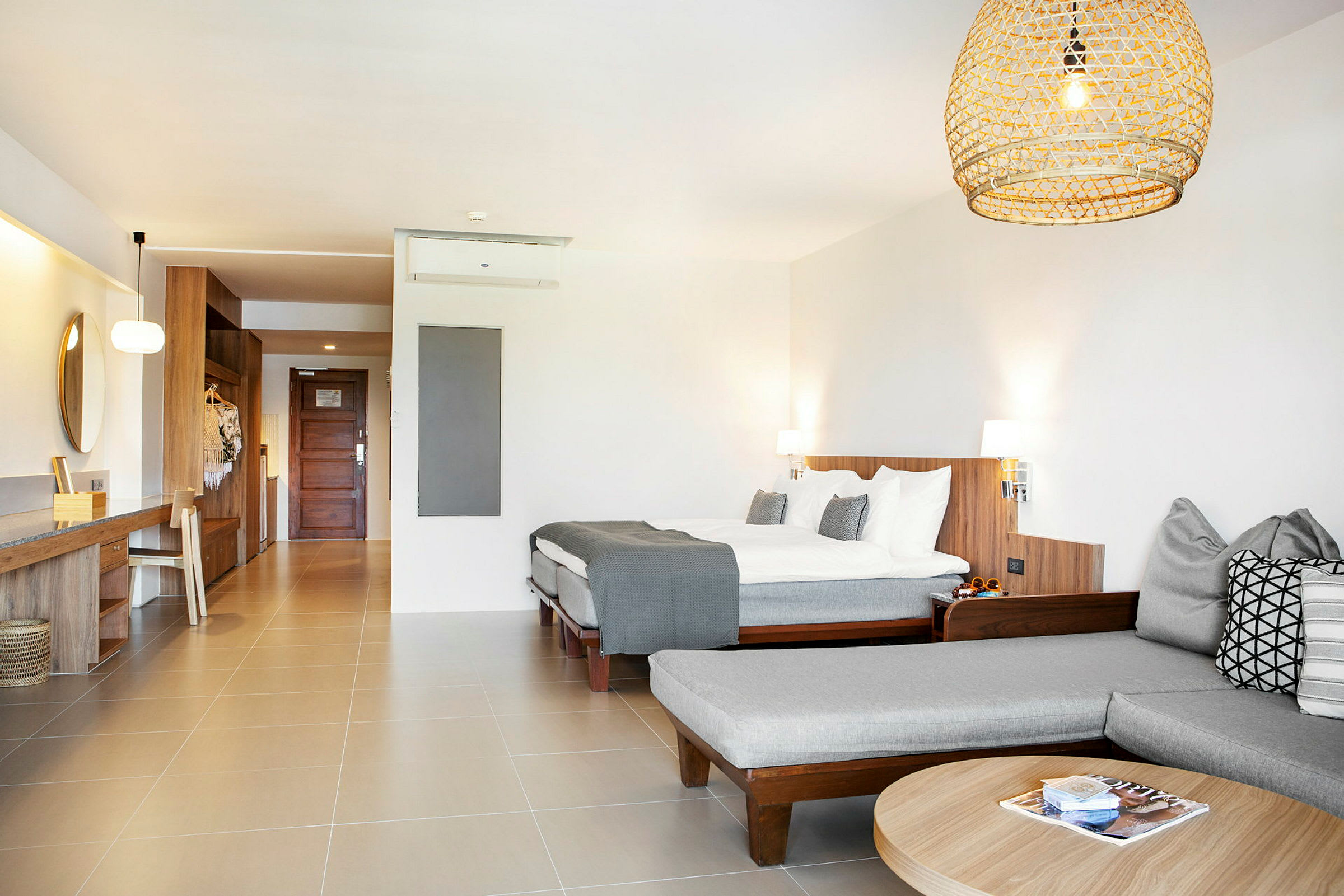 Hotellrum med modern inredning, inkluderande en dubbelsäng, sittområde och skrivbord. (AI-genererad text)