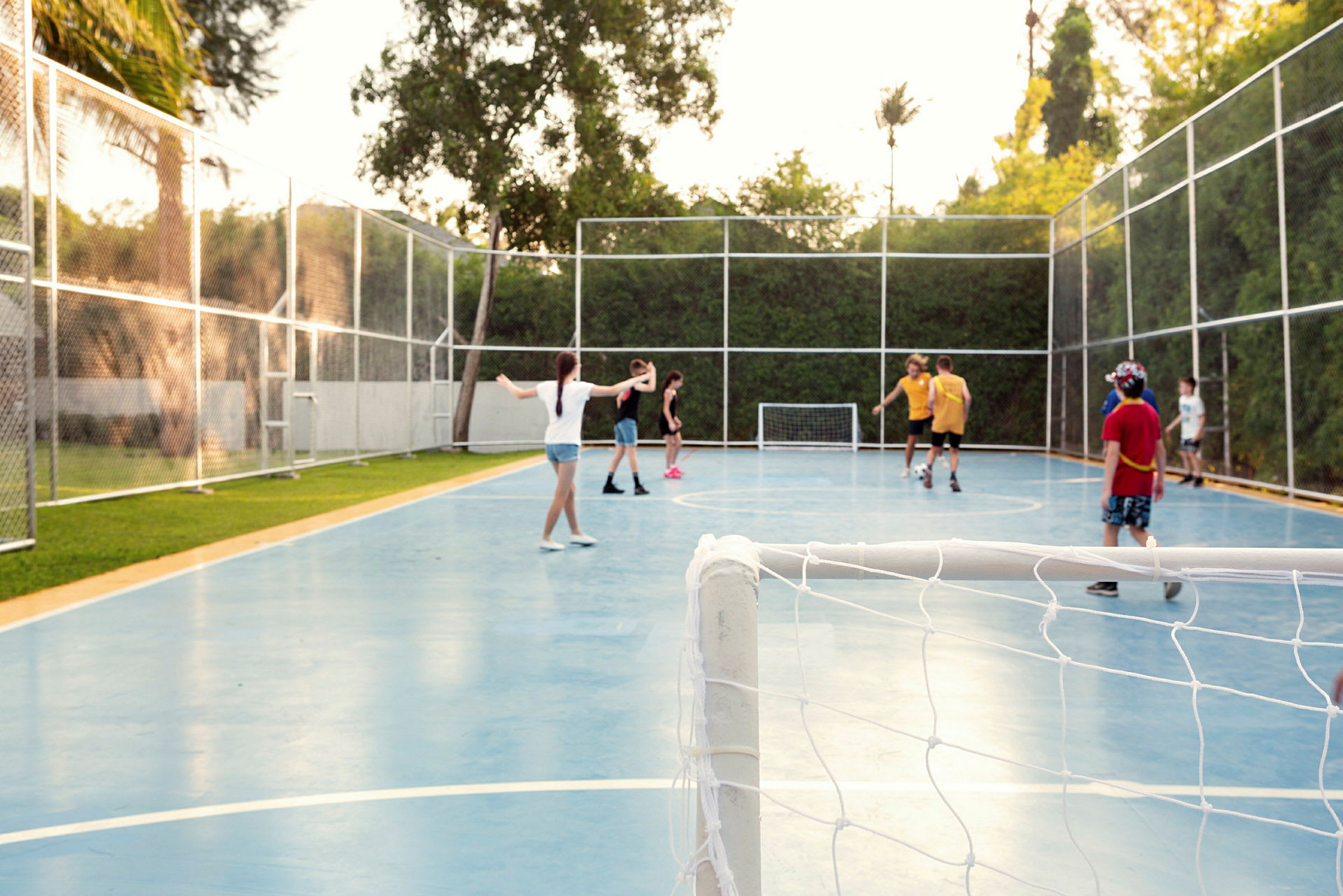 Barn som spelar fotboll på en utomhusplan. (AI-genererad text)