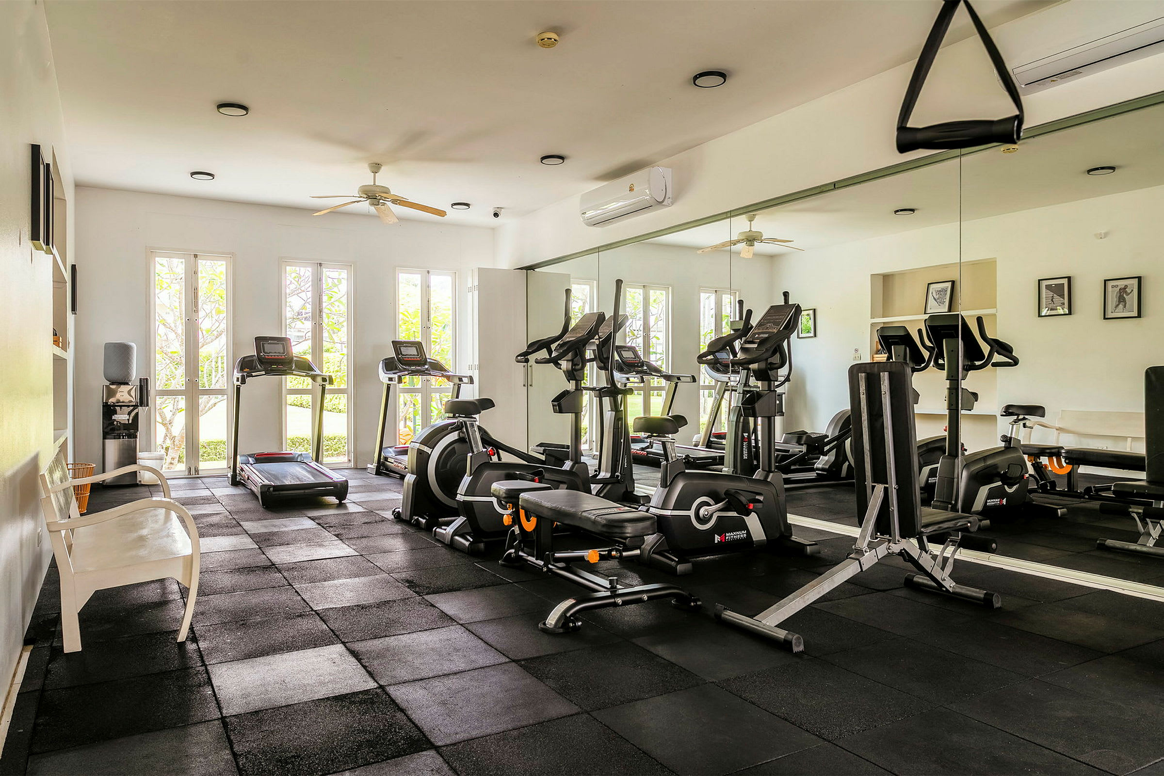 Ett gym med träningsmaskiner och speglar. (AI-genererad text)