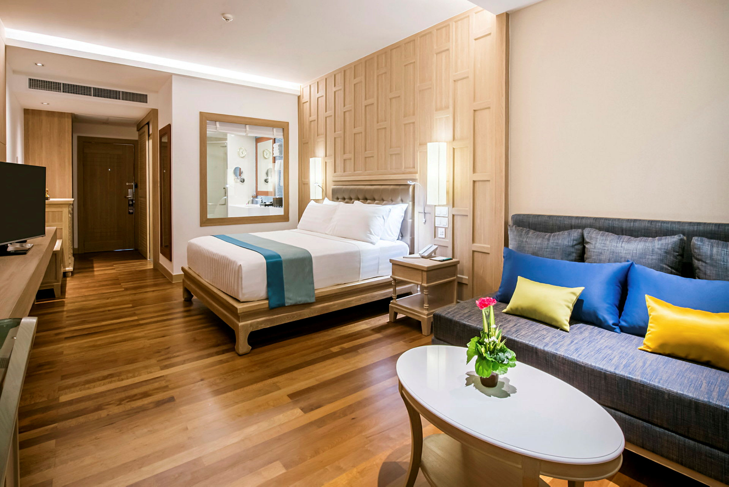 Ett hotellrum med en dubbelsäng, sittsoffa och ett soffbord. (AI-genererad text)