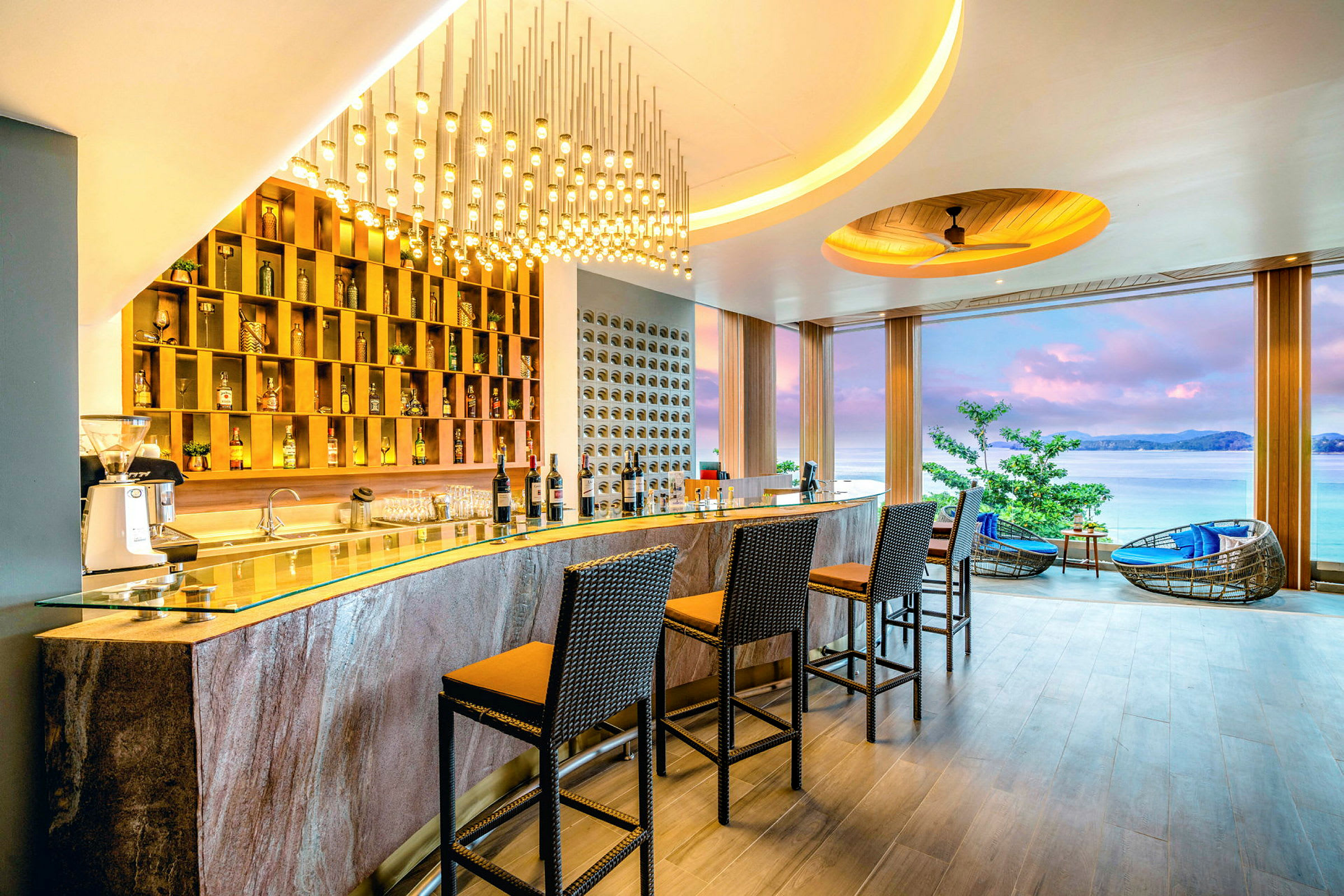 En hotellbar med stolar och ett panoramafönster som visar havsutsikt. (AI-genererad text)